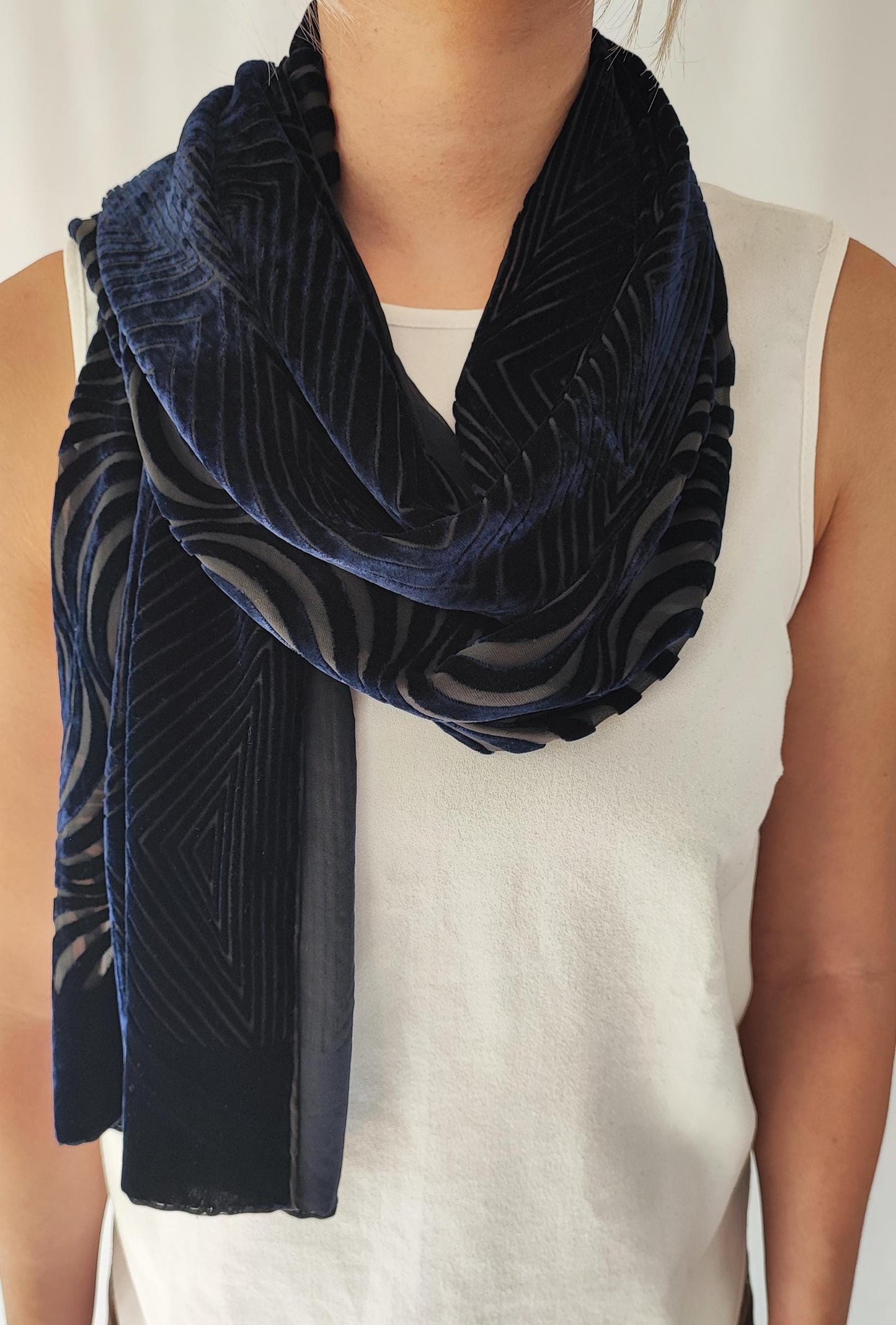Eleganter Samtschal in Navy mit Geo-Ausbrenner-Muster, 157x53cm