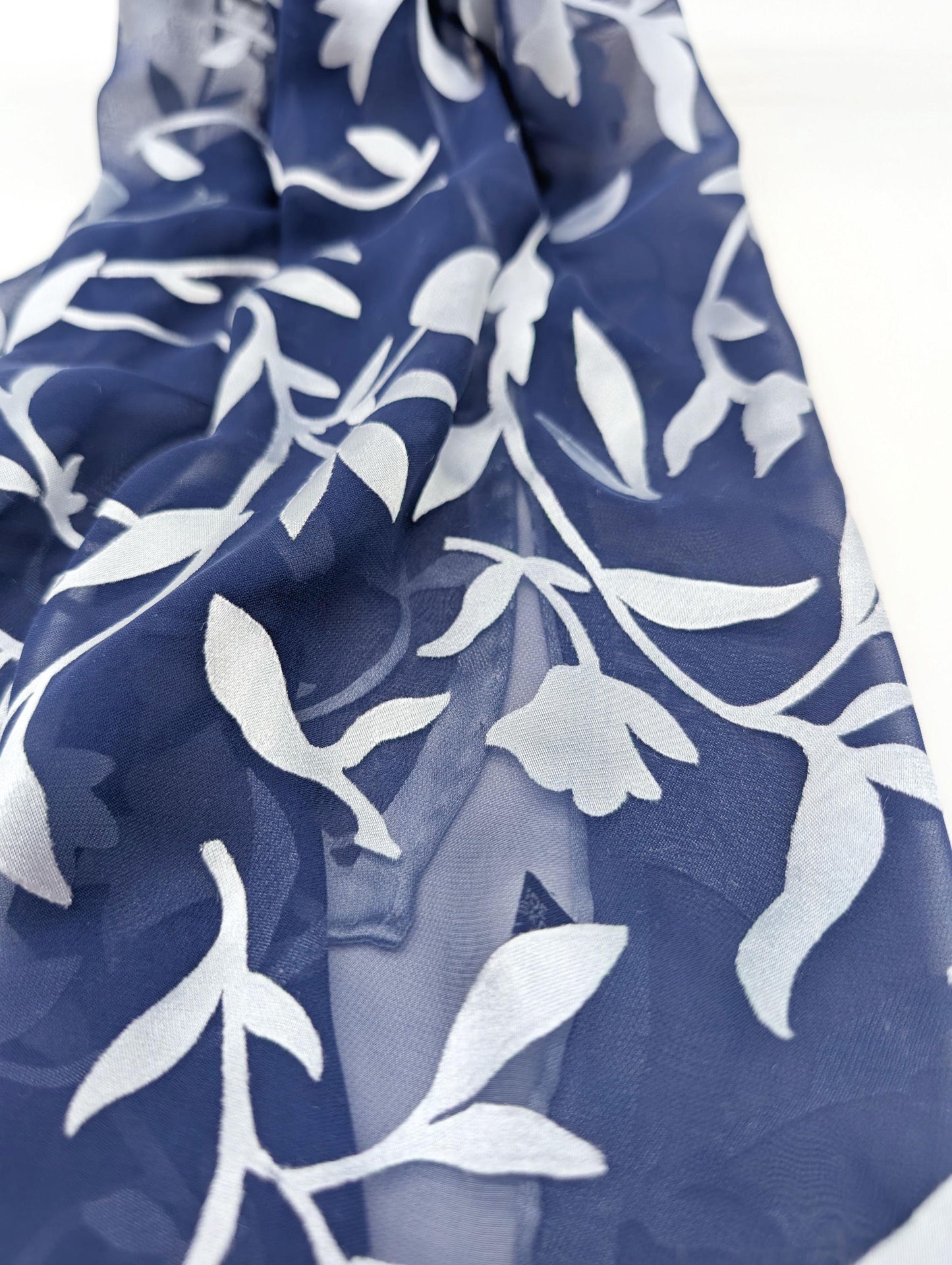Geschmeidiger Seidenschal mit eleganten floralem Ausbrenner-Muster aus Viskose und Seide