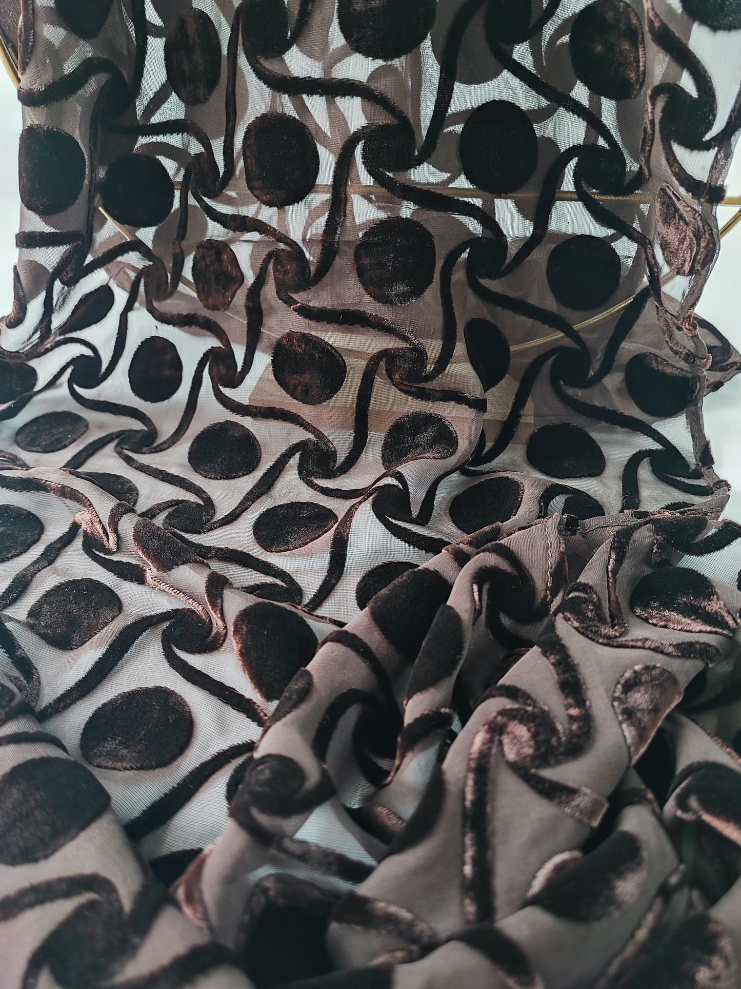 Geschmeidiger Schal mit kunstvolle Wellen und samtige Kreise, 144cm x 36cm