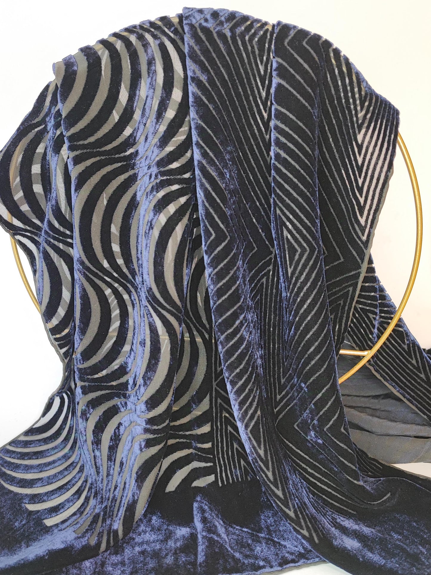 Eleganter Samtschal in Navy mit Geo-Ausbrenner-Muster, 157x53cm