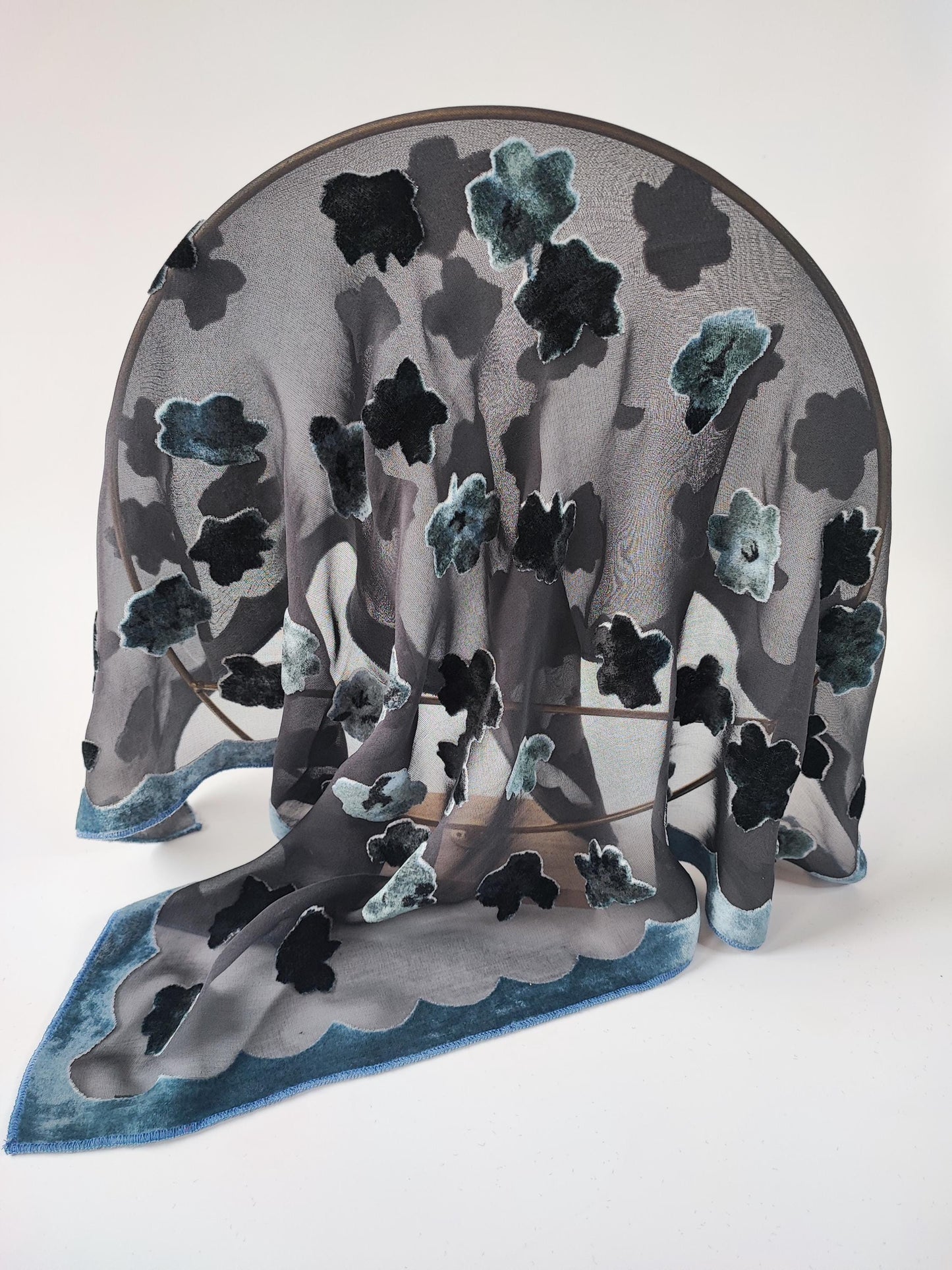 Sanftes Nickituch mit wunderschöner Blumen-Ausbrennermuster, ideal für Herbst und Frühling, 53cm x 53cm