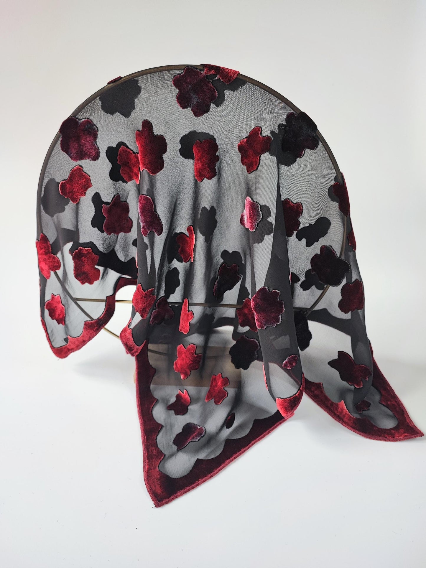 Sanftes Nickituch mit wunderschöner Blumen-Ausbrennermuster, ideal für Herbst und Frühling, 53cm x 53cm