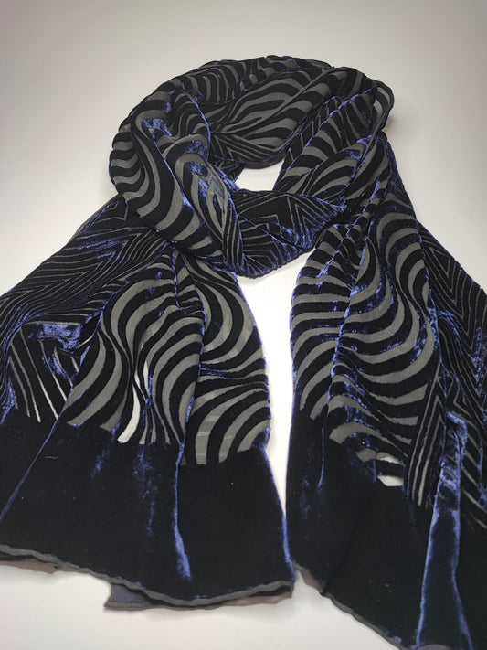 Eleganter Samtschal in Navy mit Geo-Ausbrenner-Muster, 157x53cm