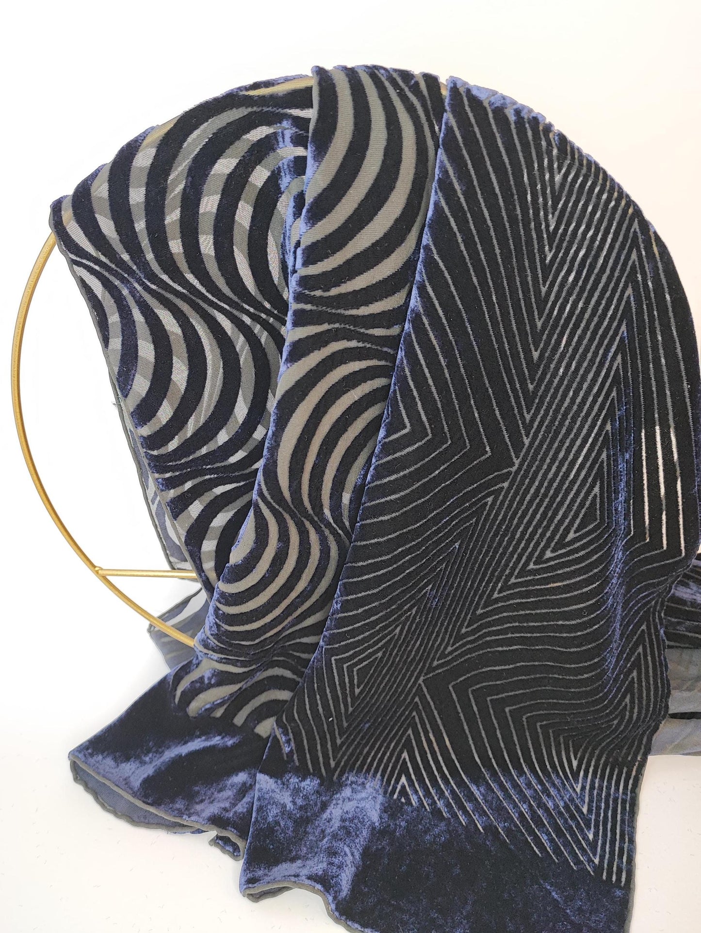 Eleganter Samtschal in Navy mit Geo-Ausbrenner-Muster, 157x53cm