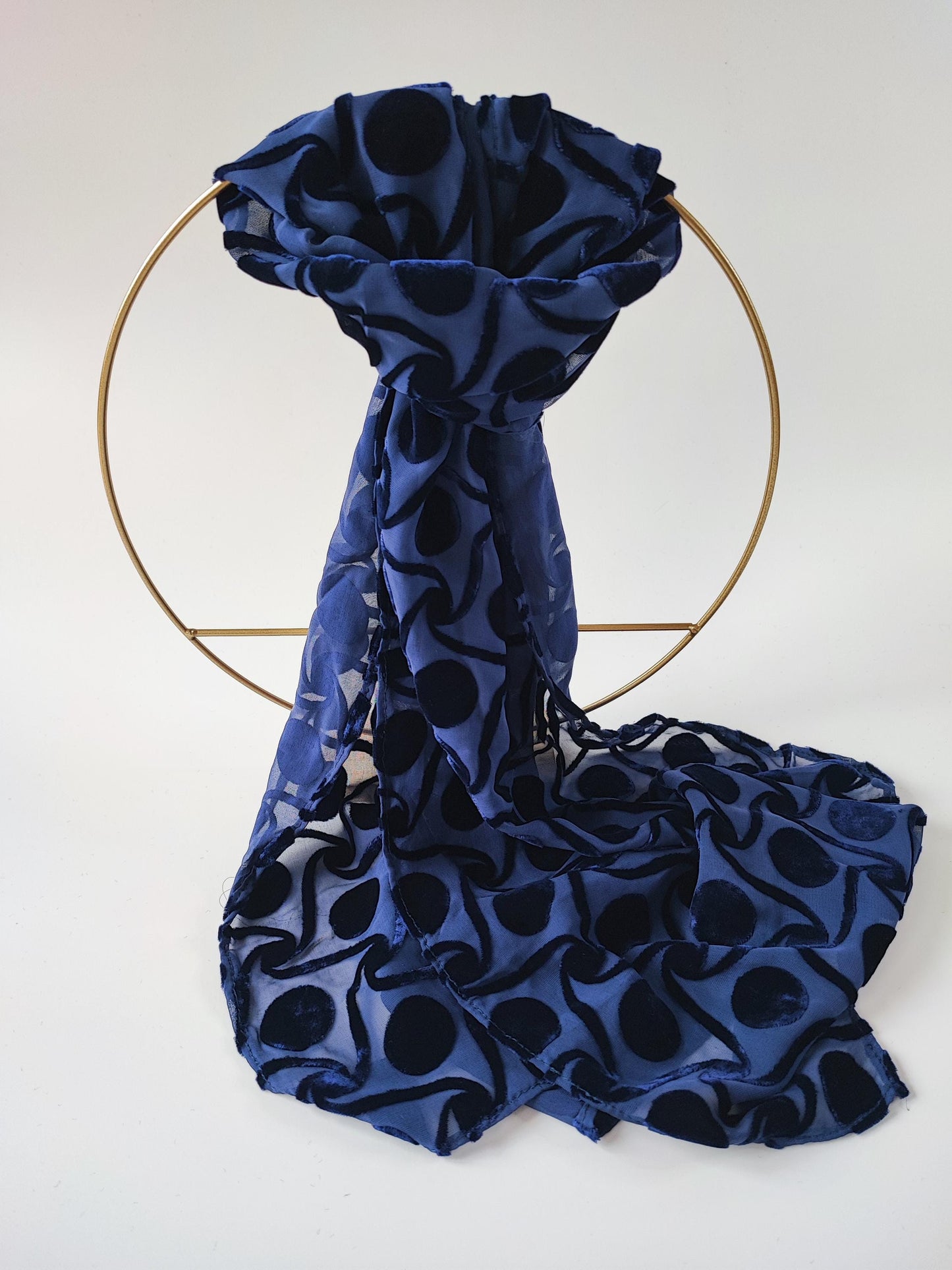 Geschmeidiger Schal mit kunstvolle Wellen und samtige Kreise, 144cm x 36cm