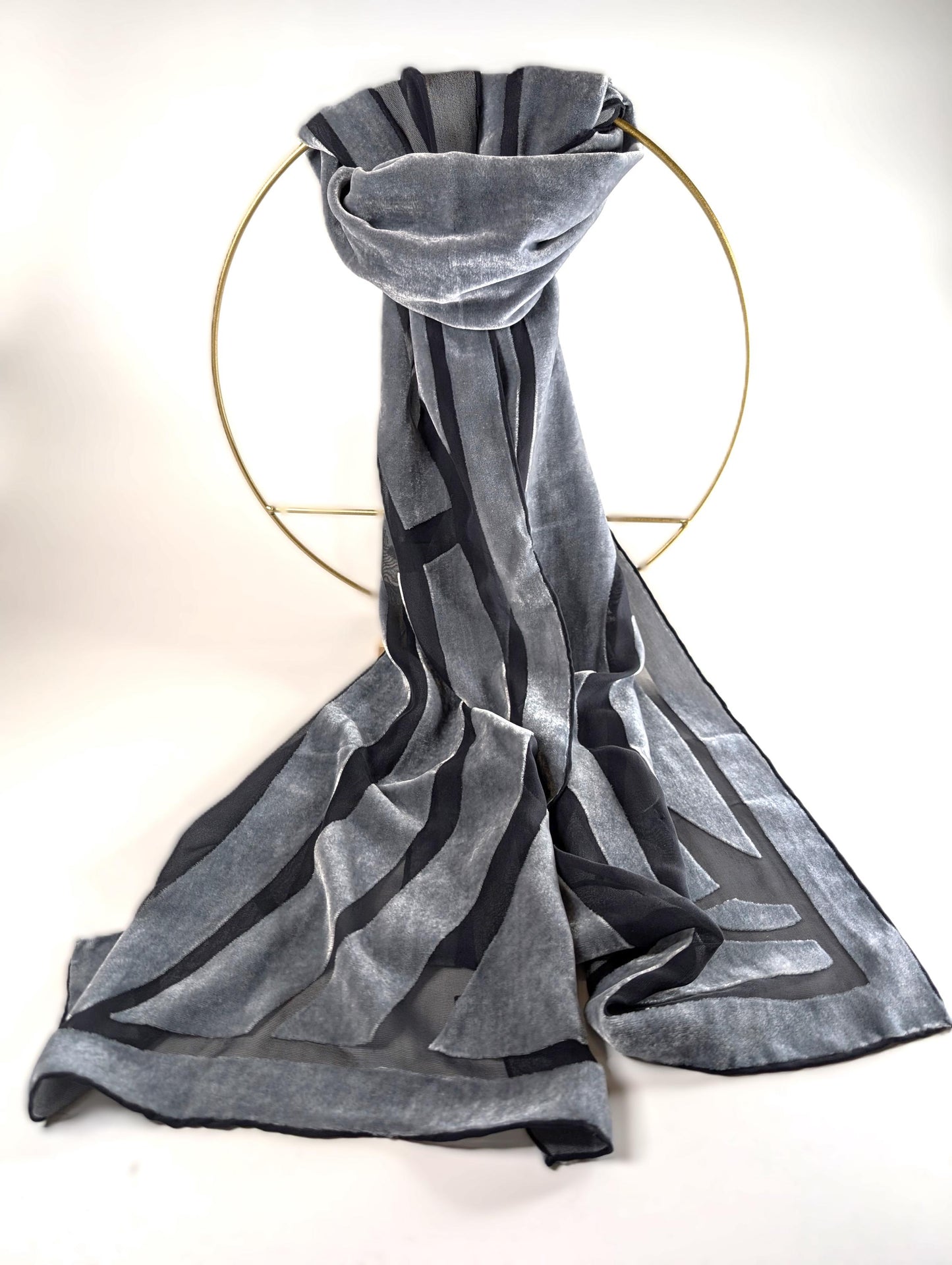 Eleganter Samtschal in Grau/Silber mit Wellenmuster-Ausbrenner, 153x34cm