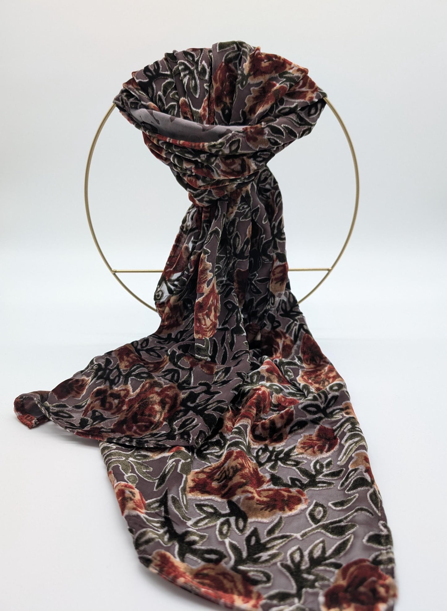 Schal aus Samt mit Rosenmuster als Ausbrenner, 60 Viskose 40 Seide , 147cm x 35cm