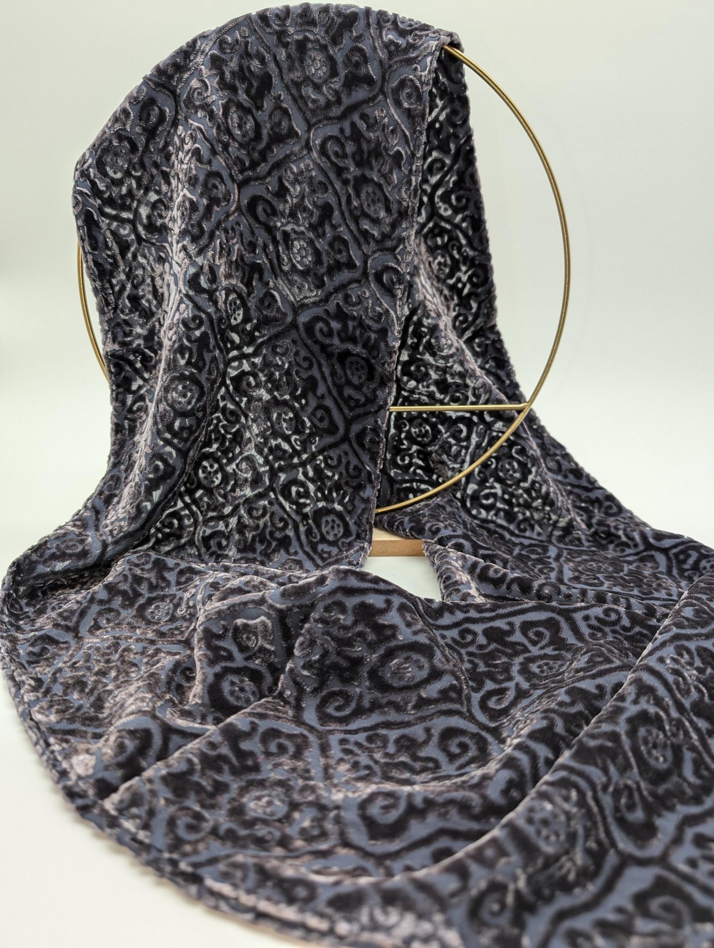 Stilvoller Samtschal Seiden-Chiffon mit Barockornamentmuster aus Samt, Doppelschichtig (144x21 cm)