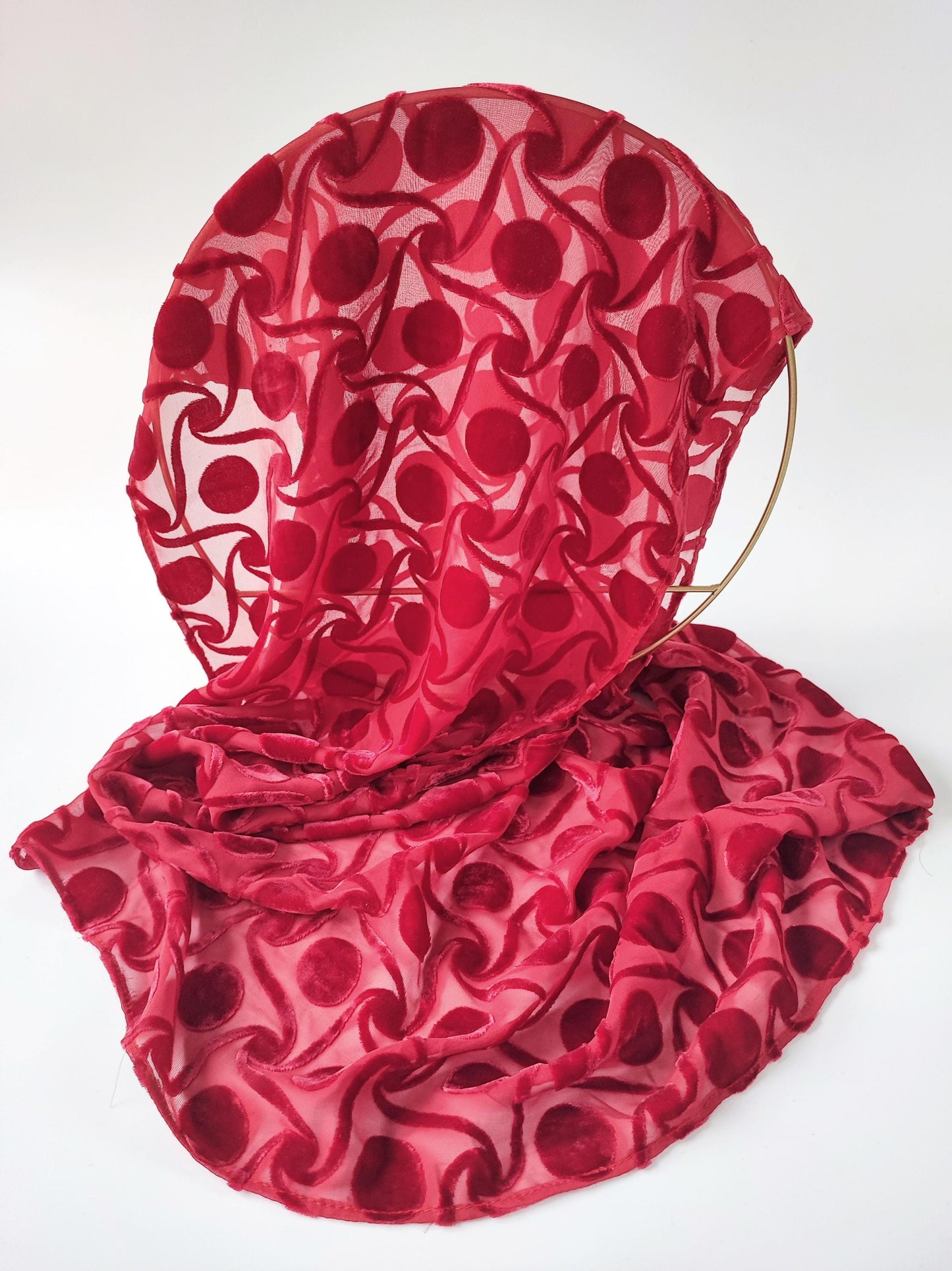 Geschmeidiger Schal mit kunstvolle Wellen und samtige Kreise, 144cm x 36cm