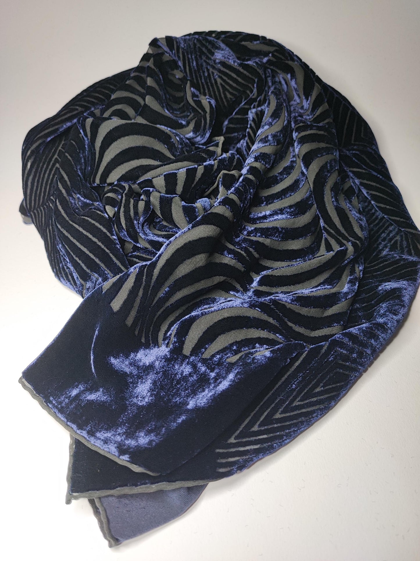 Eleganter Samtschal in Navy mit Geo-Ausbrenner-Muster, 157x53cm