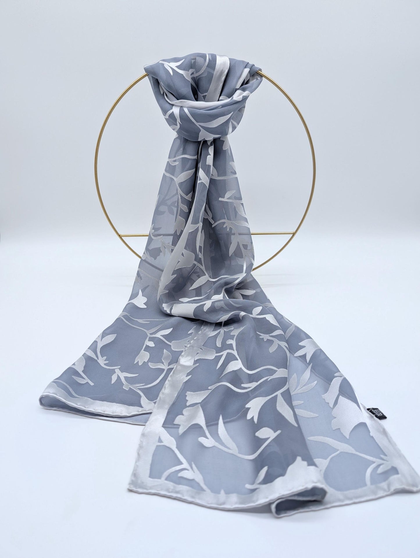 Geschmeidiger Seidenschal mit eleganten floralem Ausbrenner-Muster aus Viskose und Seide