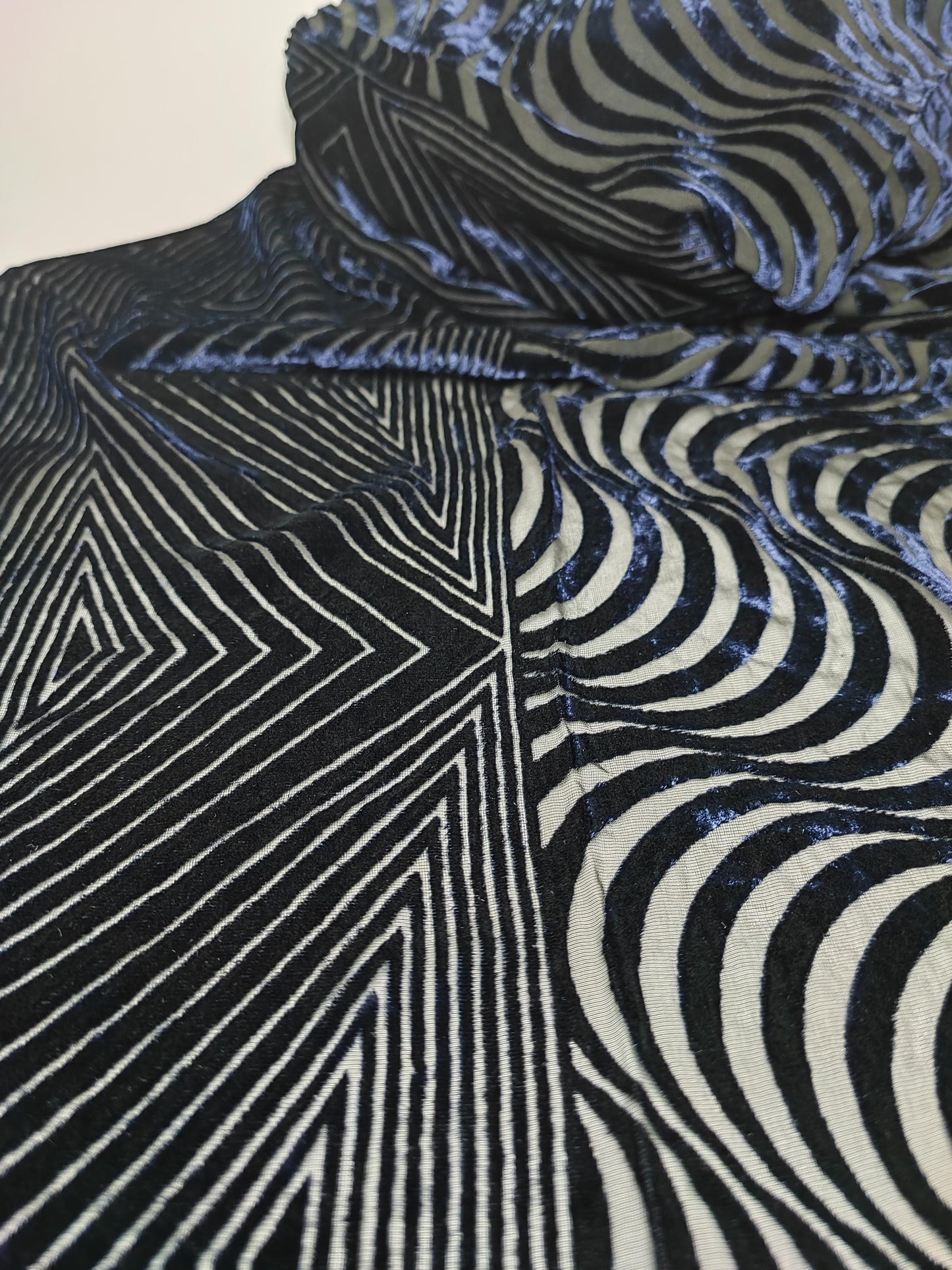 Eleganter Samtschal in Navy mit Geo-Ausbrenner-Muster, 157x53cm