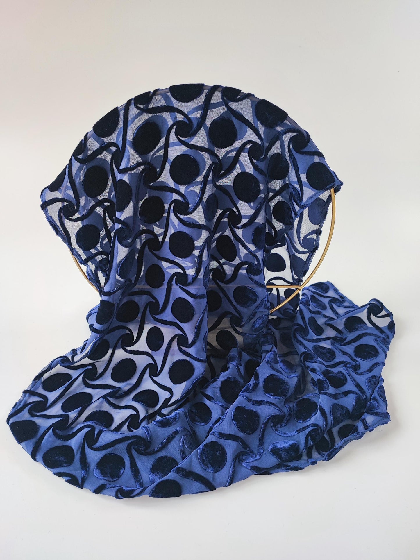 Geschmeidiger Schal mit kunstvolle Wellen und samtige Kreise, 144cm x 36cm