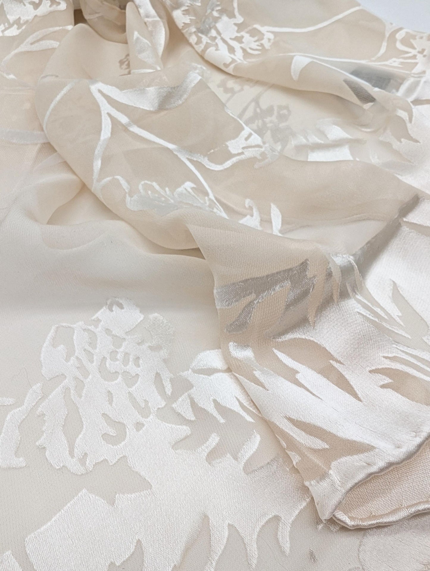 Damen Seidenschal mit eleganten Blumenmuster aus Satin - 155cm x 34cm