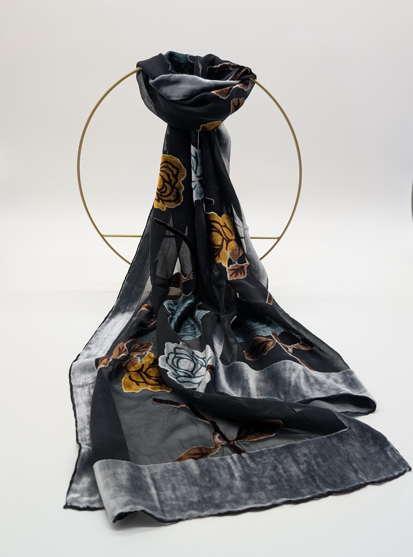 Schal aus 55Viskose 45Seide mit samtigem Rosenmotiv – Schwarz & Gold, 145x34cm