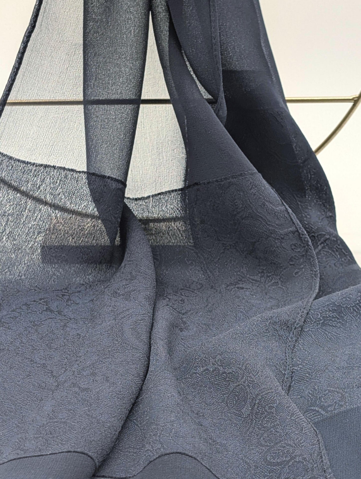 Eleganter Seidenschal mit Ton-in-Ton-Jacquard Paisleymuster- 100% Seide - 174cm x 29cm