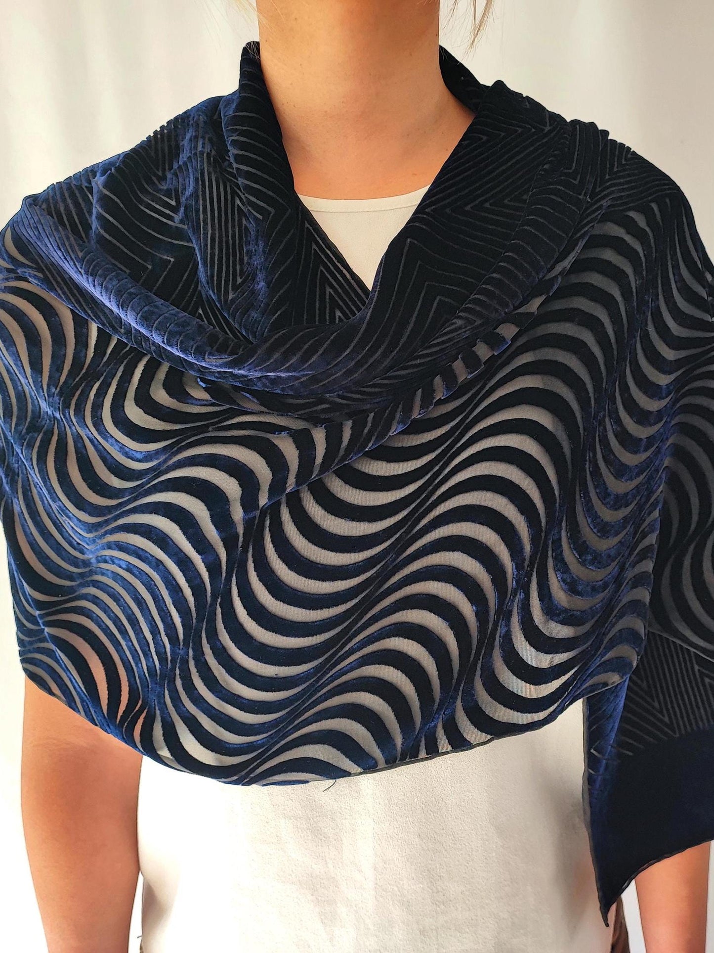Eleganter Samtschal in Navy mit Geo-Ausbrenner-Muster, 157x53cm