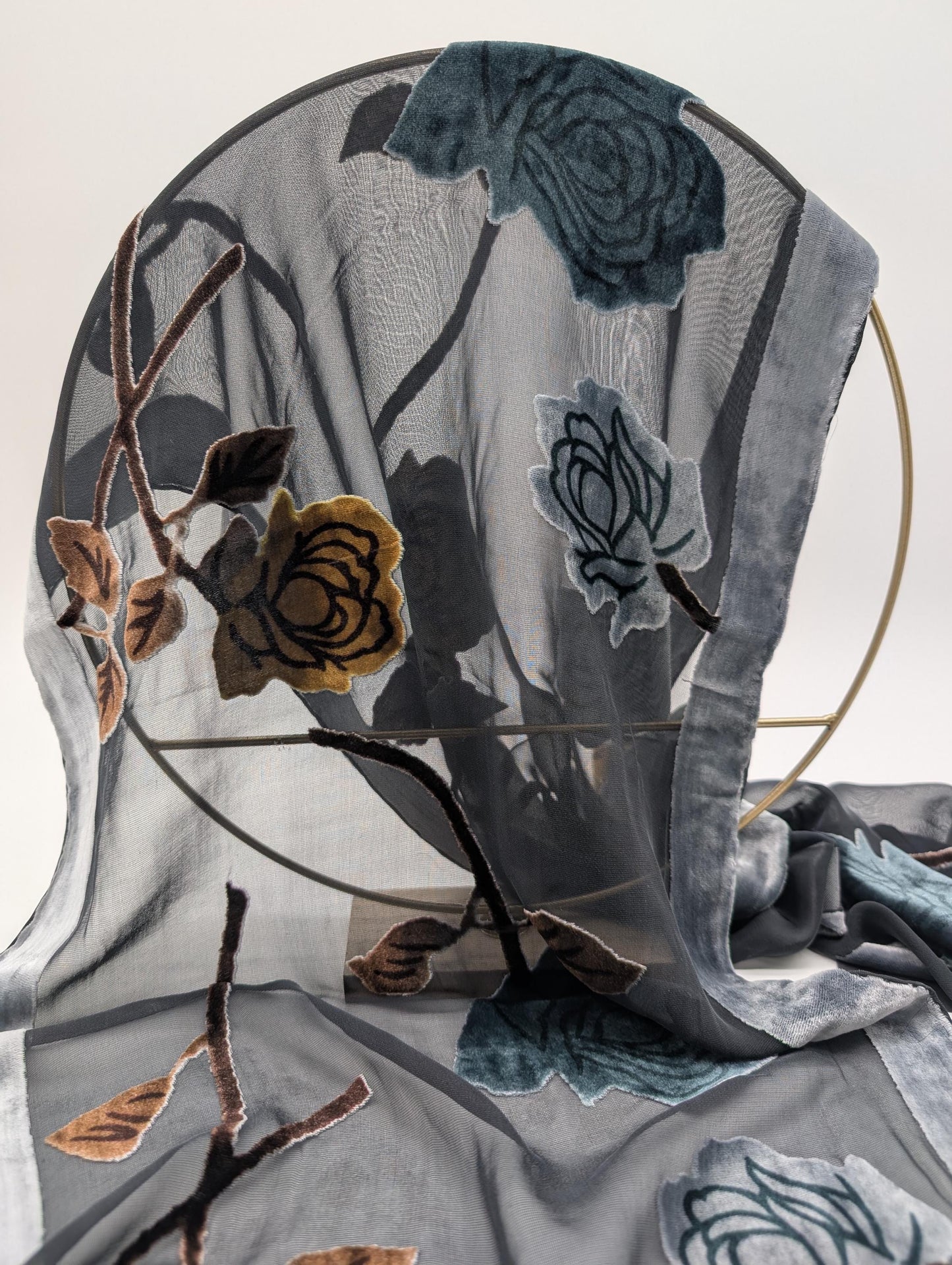 Schal aus 55Viskose 45Seide mit samtigem Rosenmotiv – Schwarz & Gold, 145x34cm