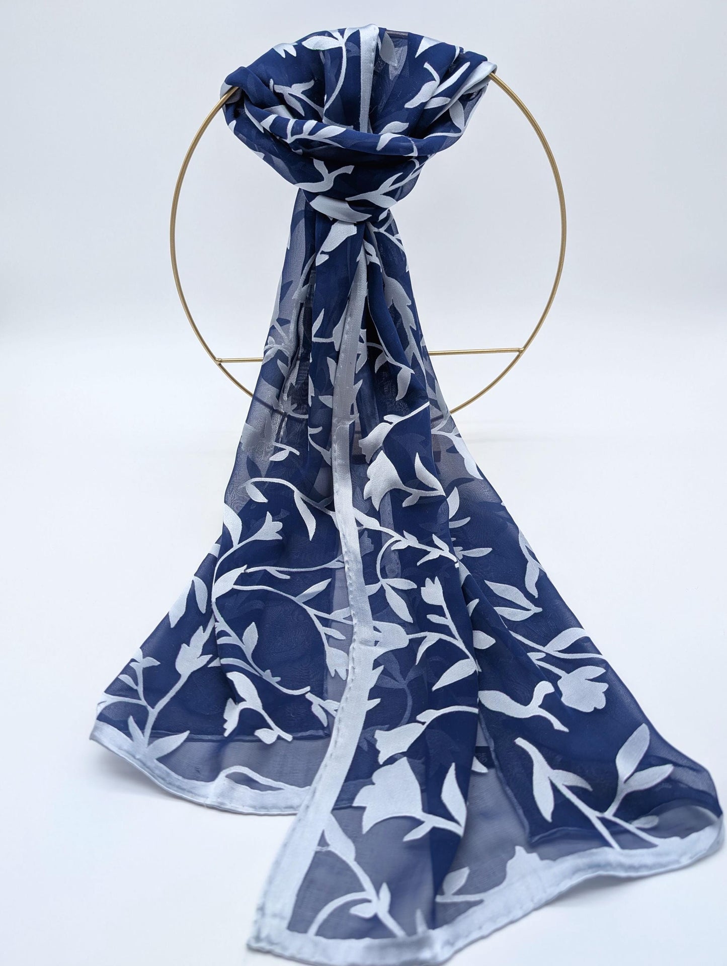 Geschmeidiger Seidenschal mit eleganten floralem Ausbrenner-Muster aus Viskose und Seide
