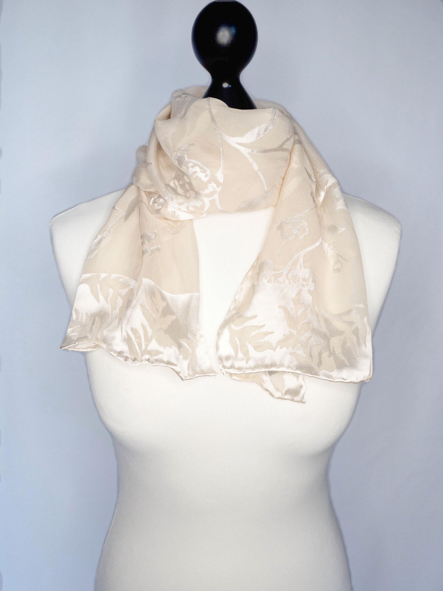 Damen Seidenschal mit eleganten Blumenmuster aus Satin - 155cm x 34cm