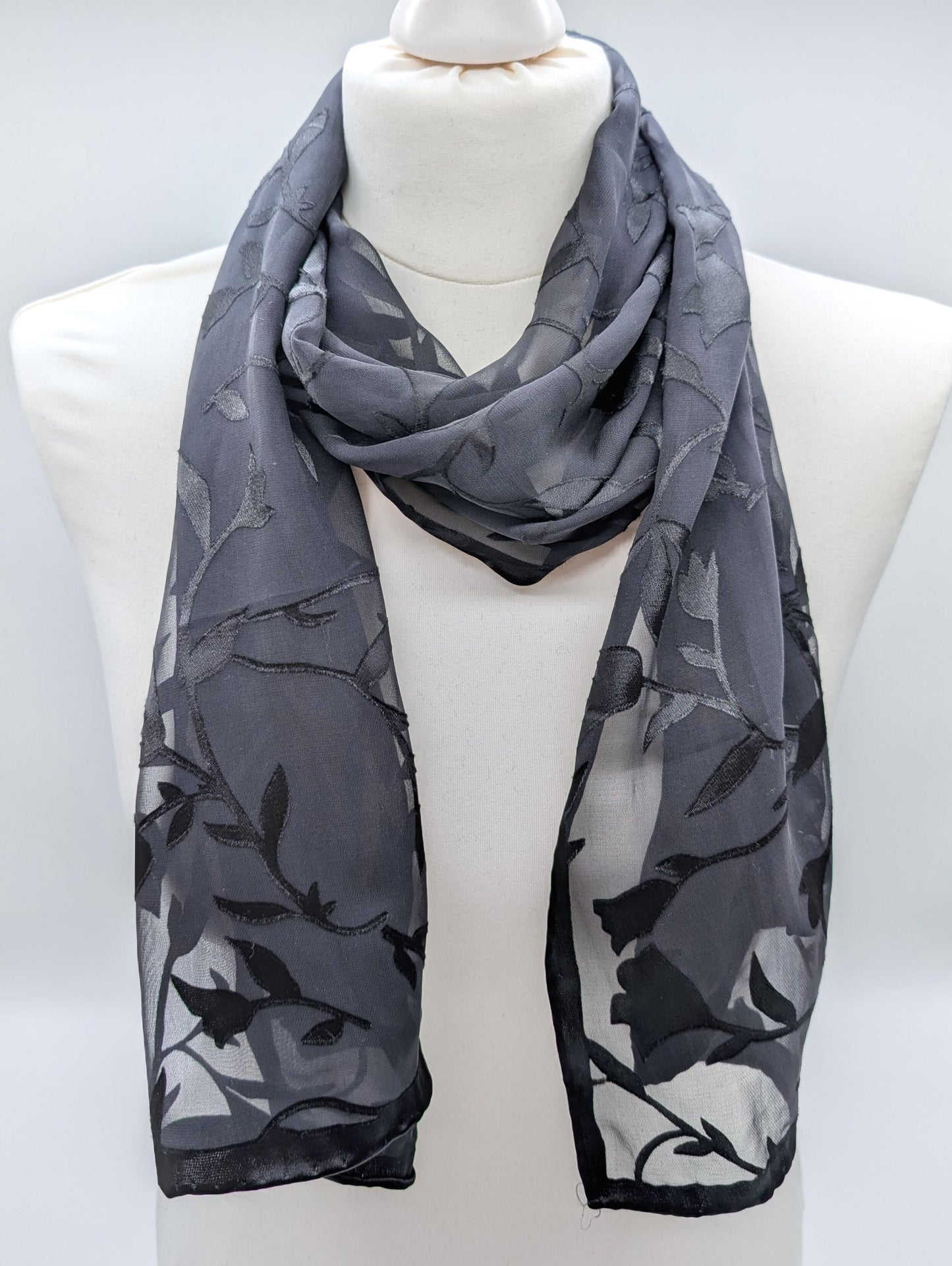 Geschmeidiger Seidenschal mit eleganten floralem Ausbrenner-Muster aus Viskose und Seide