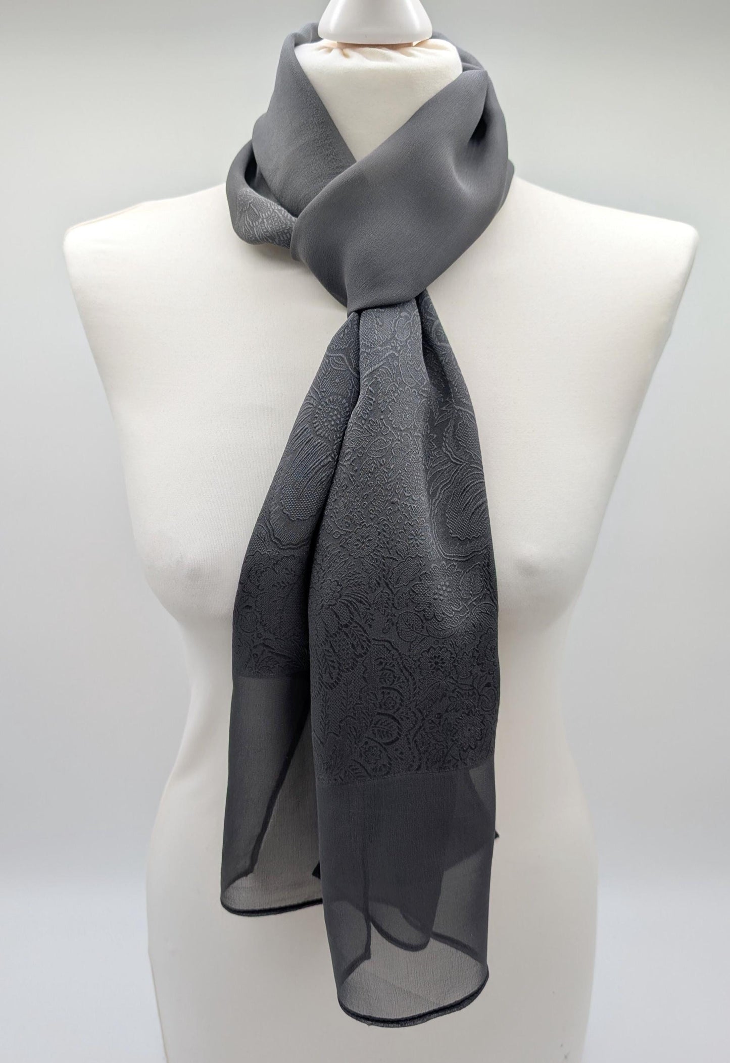 Eleganter Seidenschal mit Ton-in-Ton-Jacquard Paisleymuster- 100% Seide - 174cm x 29cm