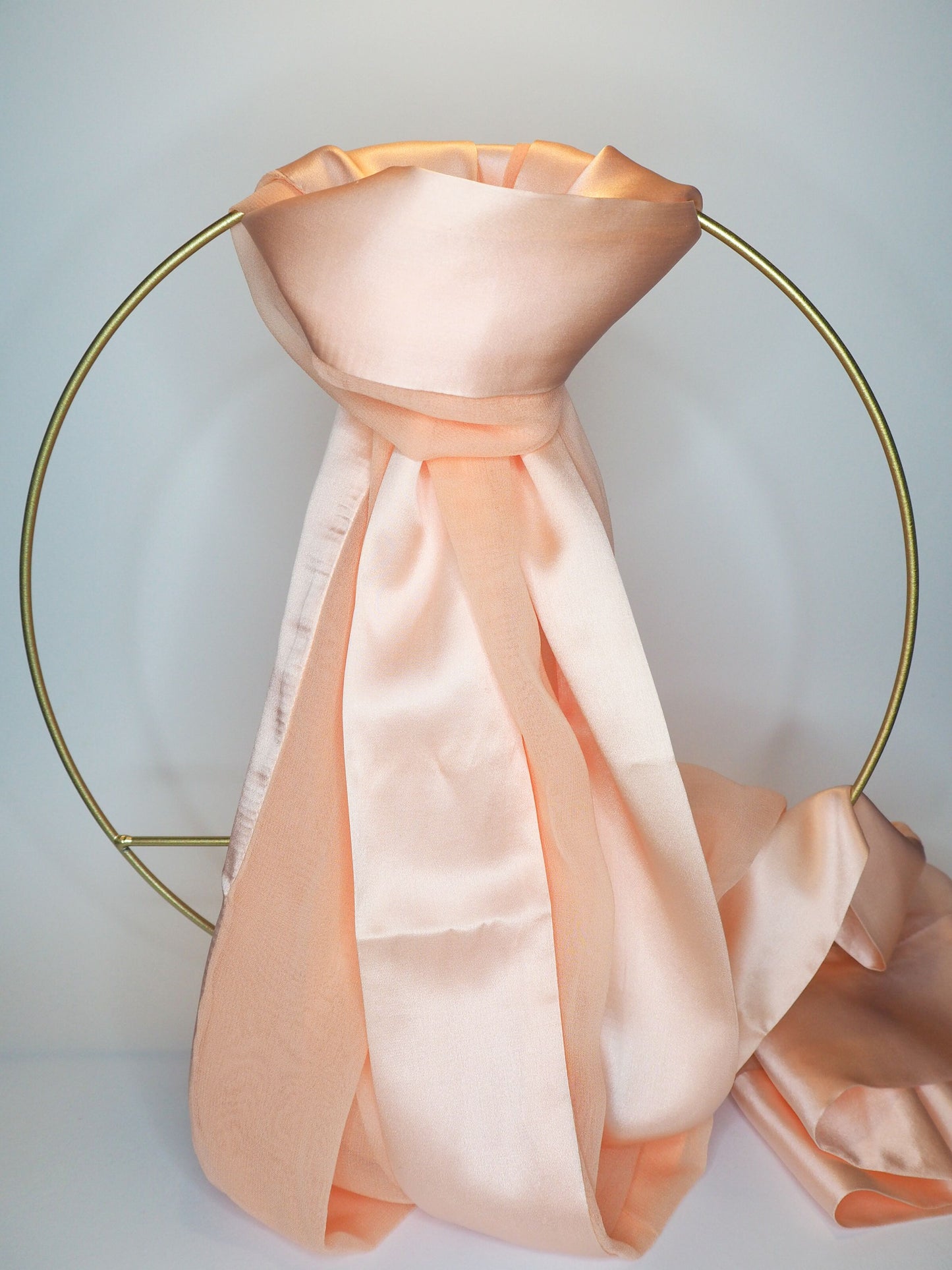 Eleganter Chiffonstola mit edlen Satinrand