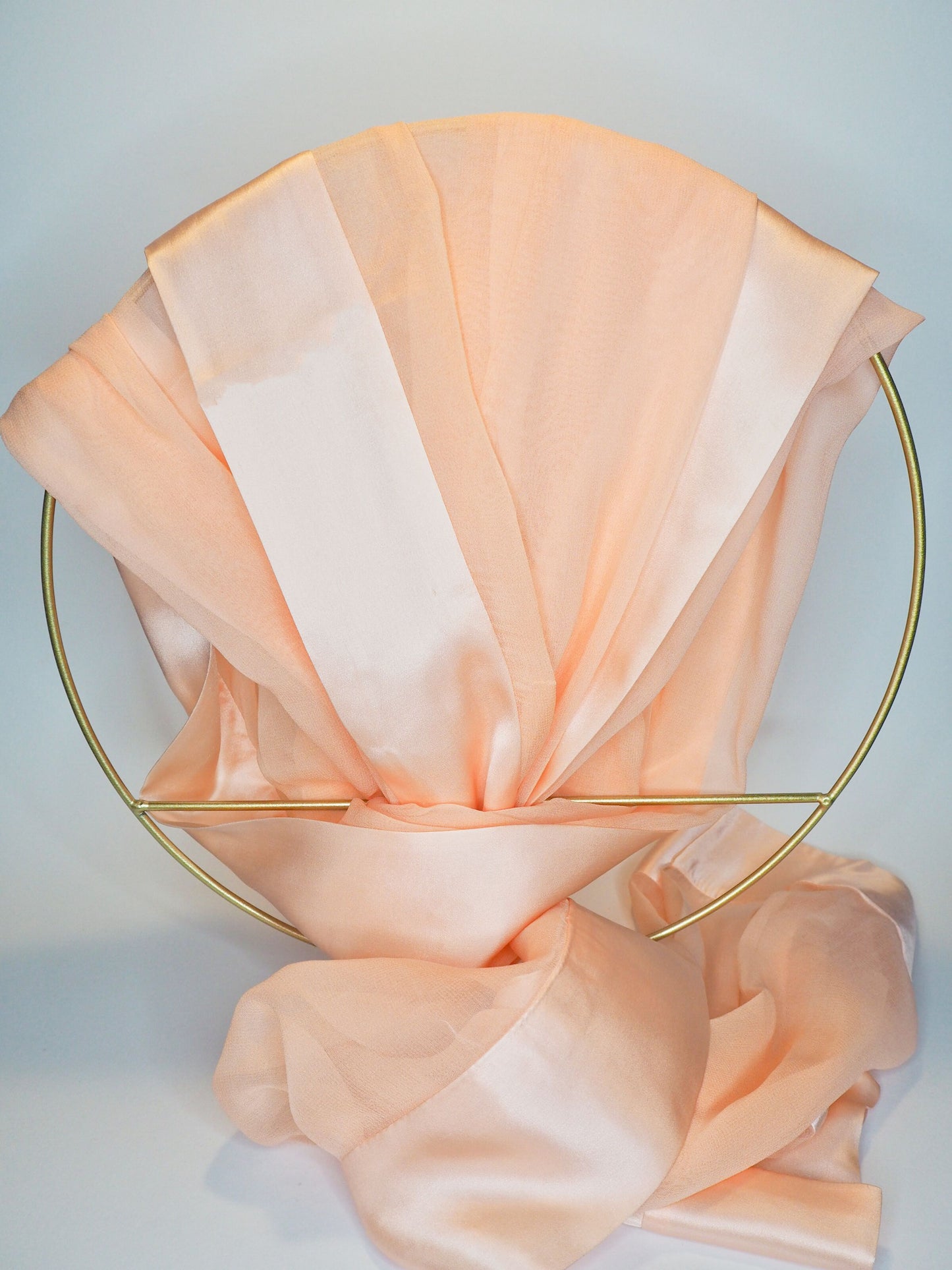 Eleganter Chiffonstola mit edlen Satinrand