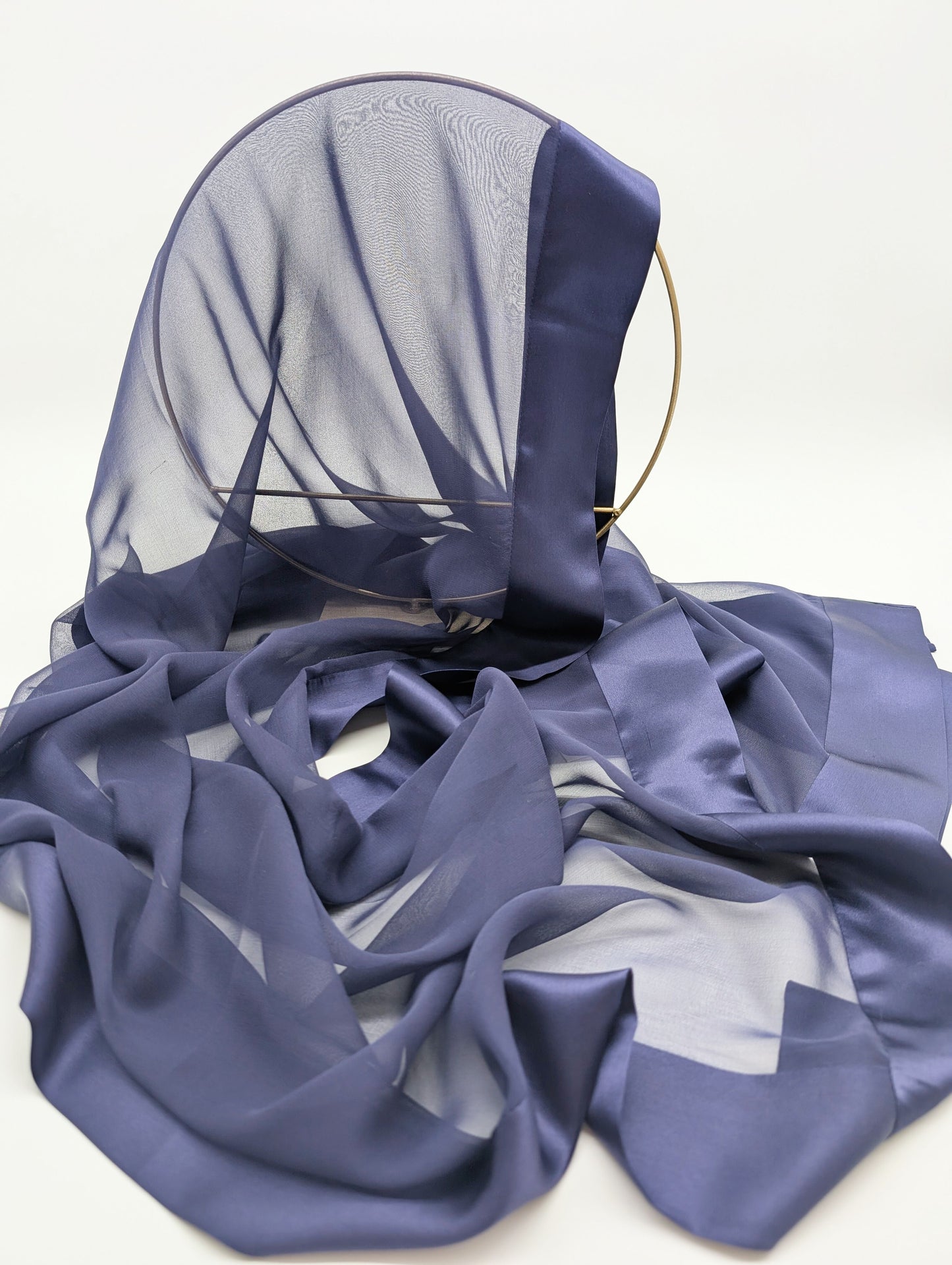 Eleganter Chiffonstola mit edlen Satinrand