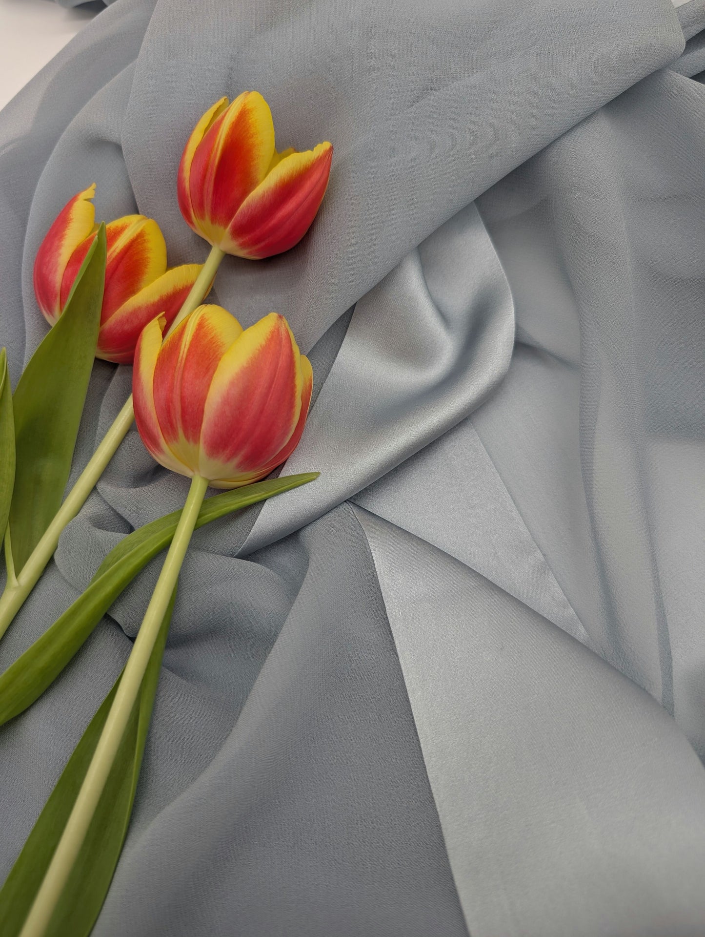 Eleganter Chiffonstola mit edlen Satinrand