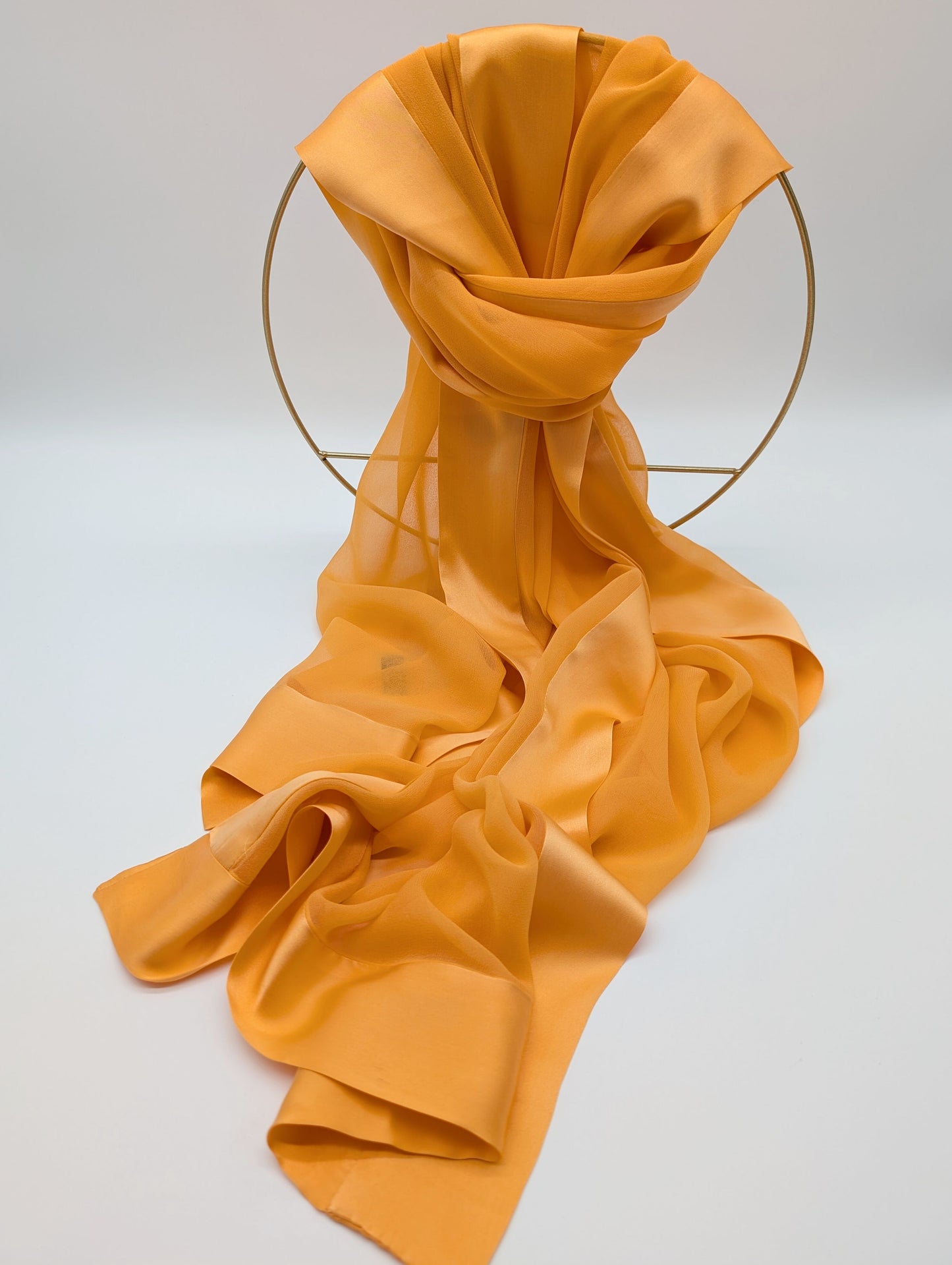 Eleganter Chiffonstola mit edlen Satinrand