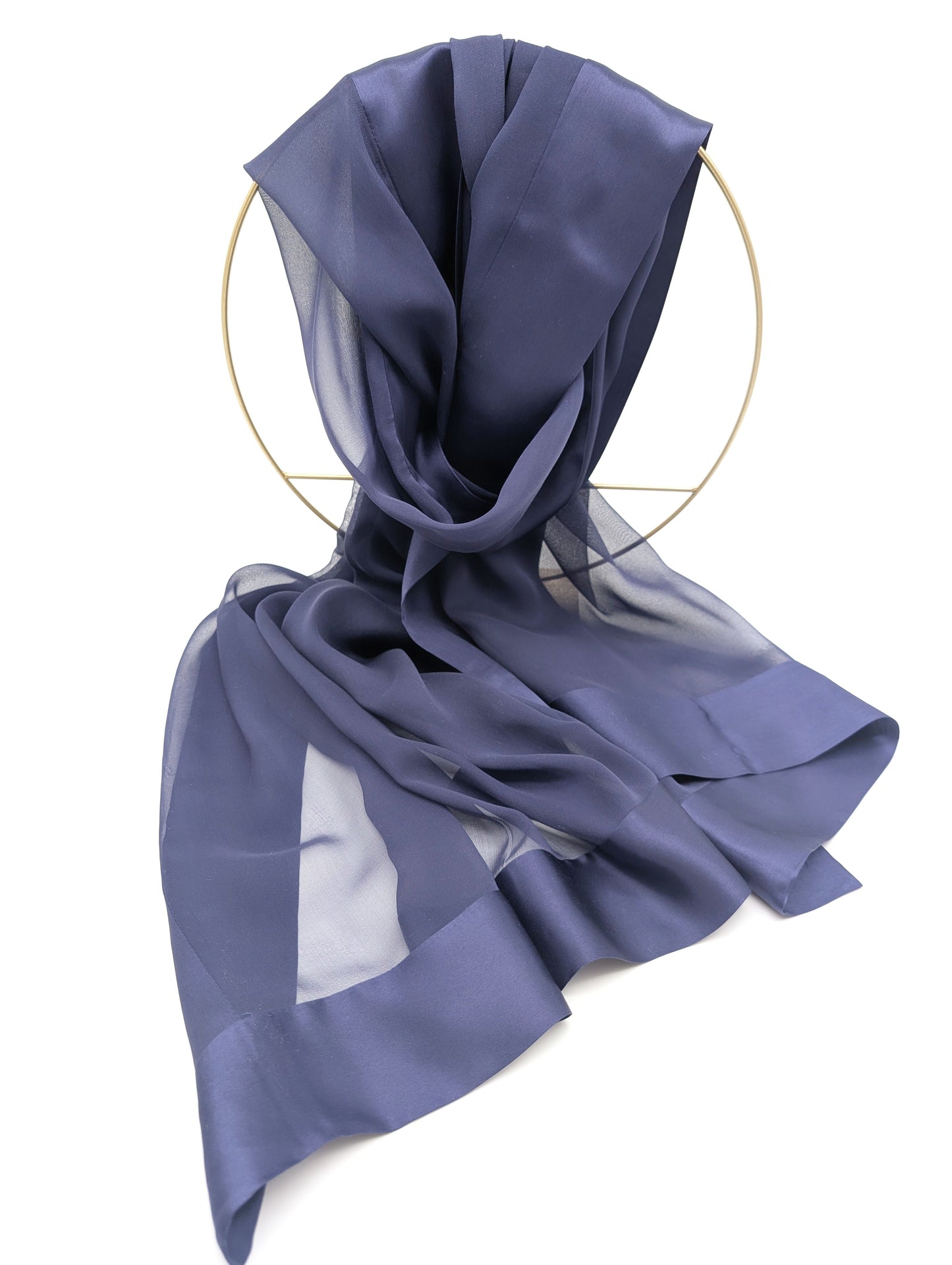Eleganter Chiffonstola mit edlen Satinrand