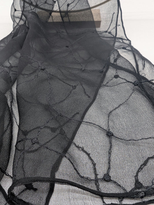 Chiffonschal mit abstrakte Stickerei in Netzmuster