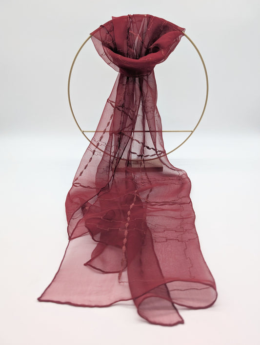 Chiffonschal mit abstrakte Stickerei in Karomuster