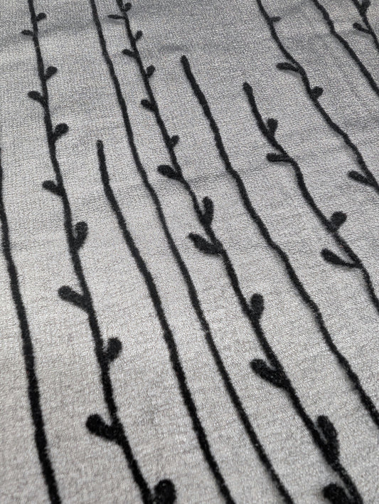 Chiffonschal mit dezenten Rankenmuster aus dünnem Samtausbrenner