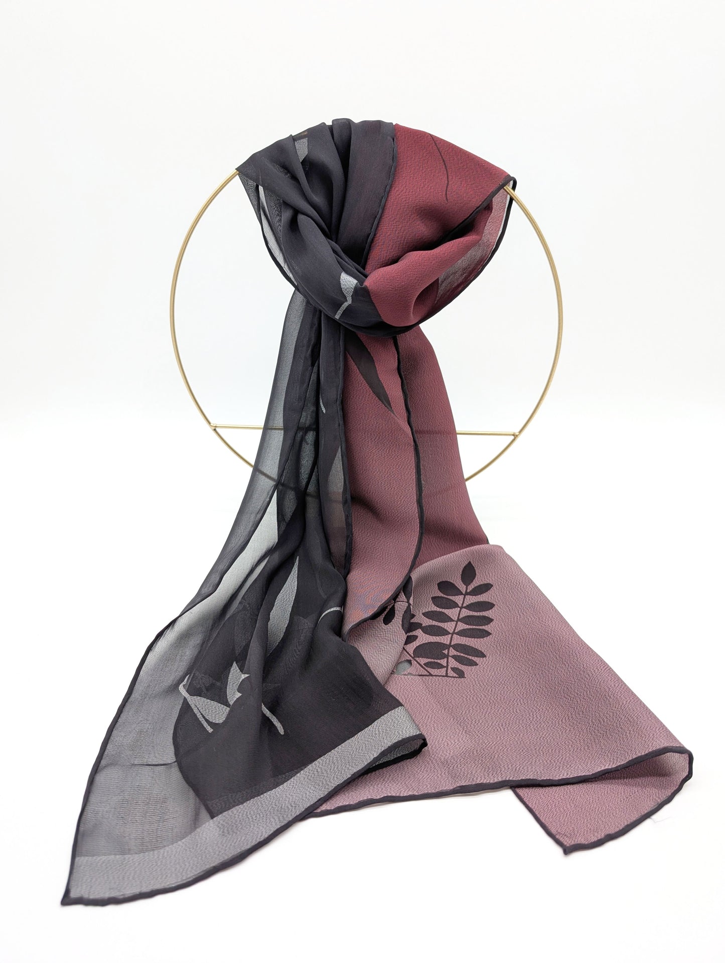 Seidenschal eine Hälfte aus Chiffon und eine Hälfte aus Pongeé mit eleganten Blätterdesign