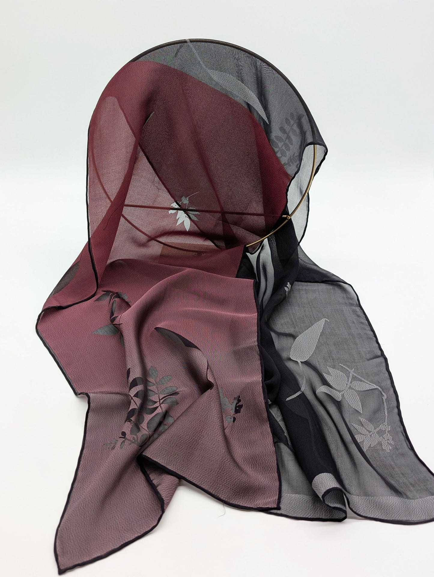 Seidenschal eine Hälfte aus Chiffon und eine Hälfte aus Pongeé mit eleganten Blätterdesign