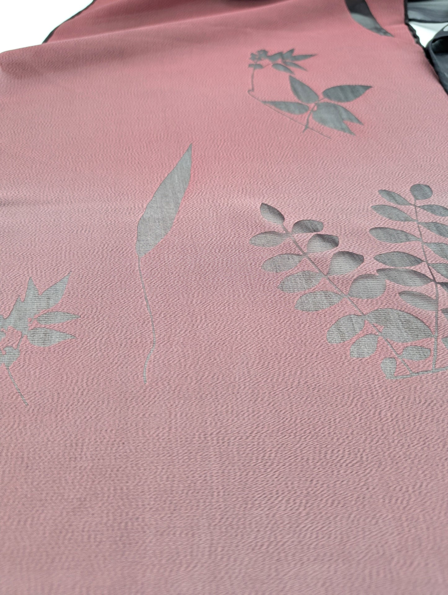 Seidenschal eine Hälfte aus Chiffon und eine Hälfte aus Pongeé mit eleganten Blätterdesign