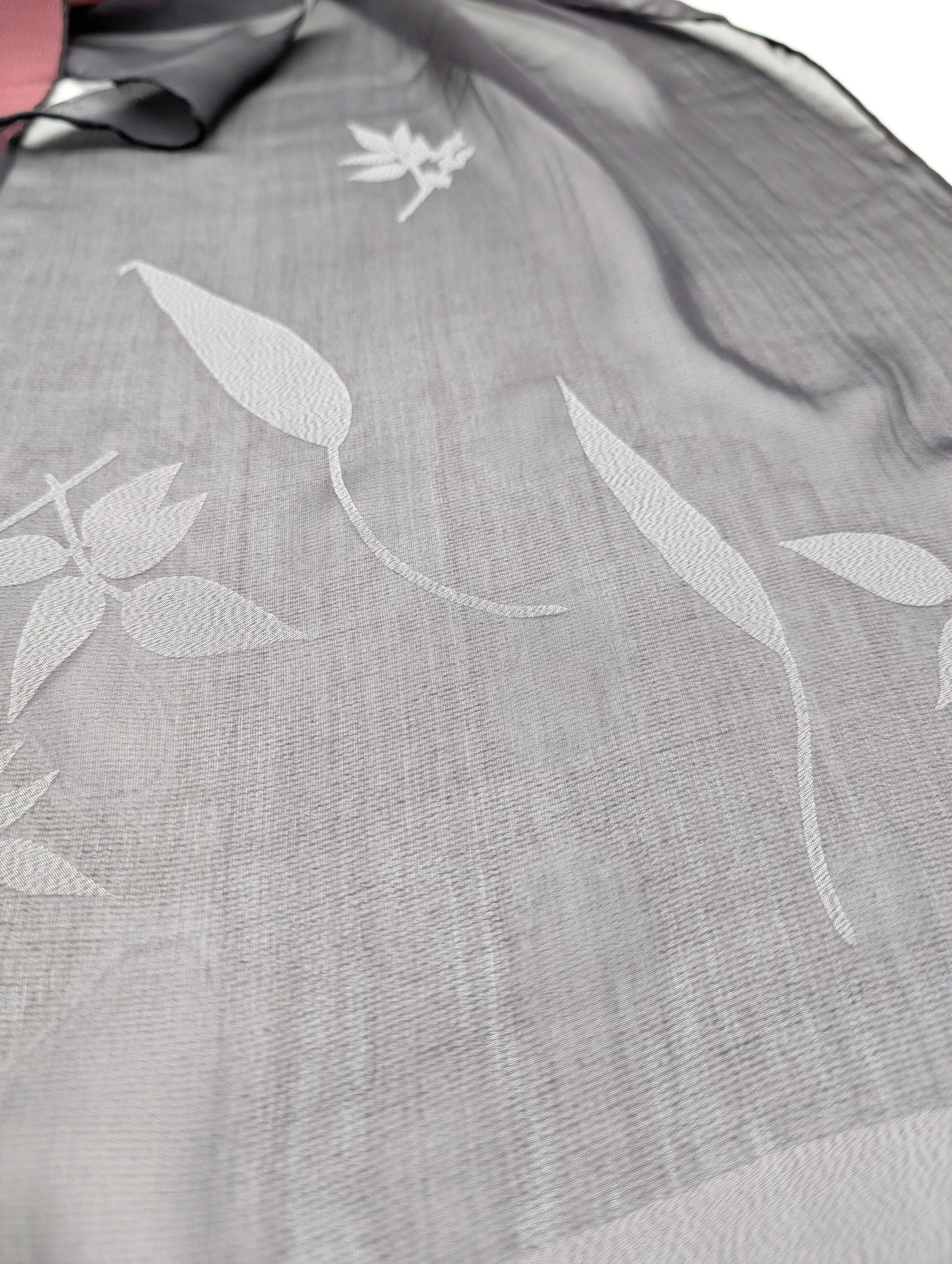 Seidenschal eine Hälfte aus Chiffon und eine Hälfte aus Pongeé mit eleganten Blätterdesign