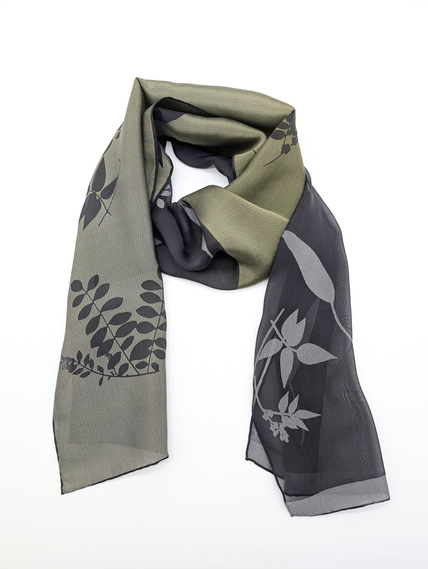 Seidenschal eine Hälfte aus Chiffon und eine Hälfte aus Pongeé mit eleganten Blätterdesign