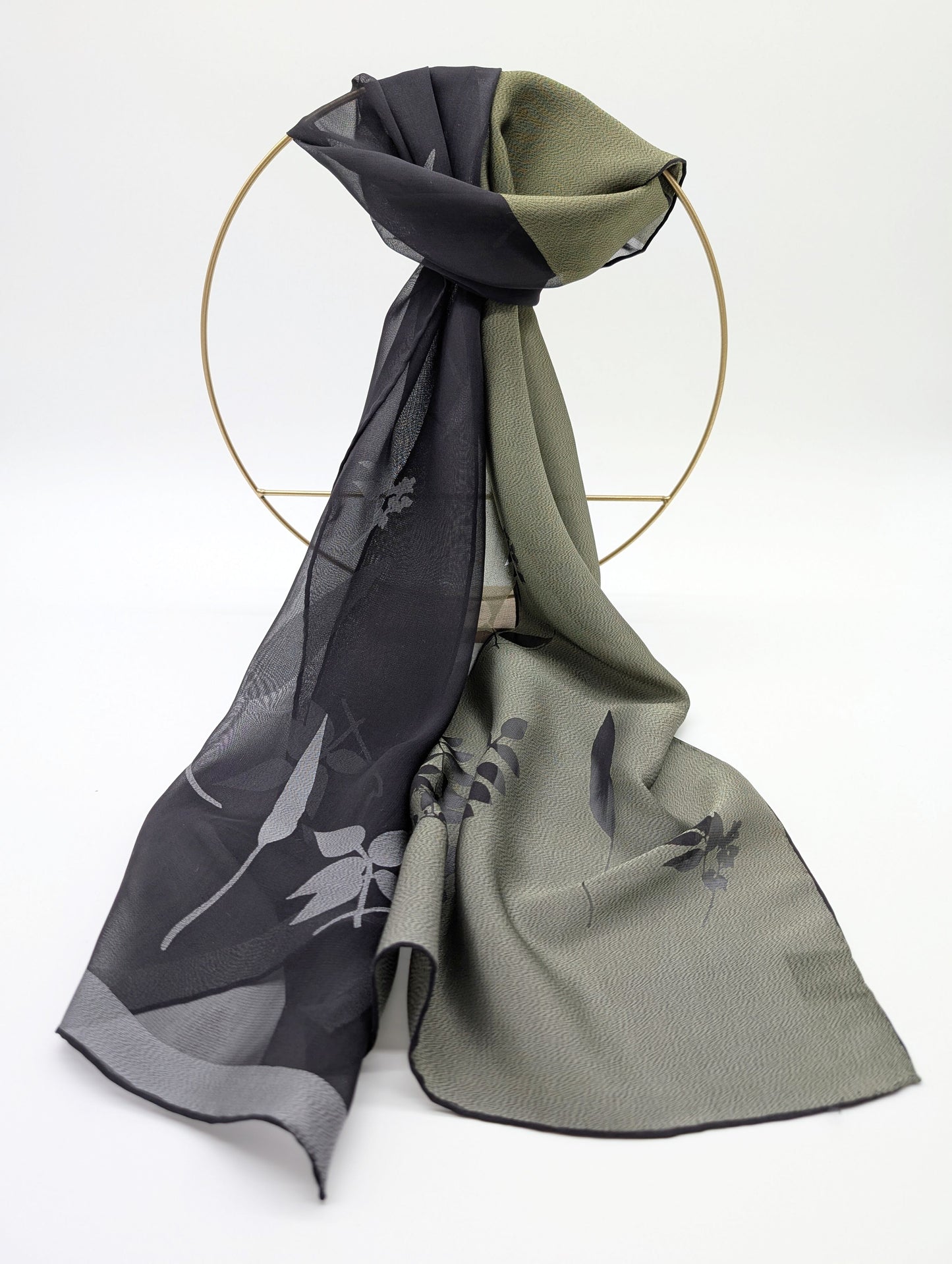 Seidenschal eine Hälfte aus Chiffon und eine Hälfte aus Pongeé mit eleganten Blätterdesign