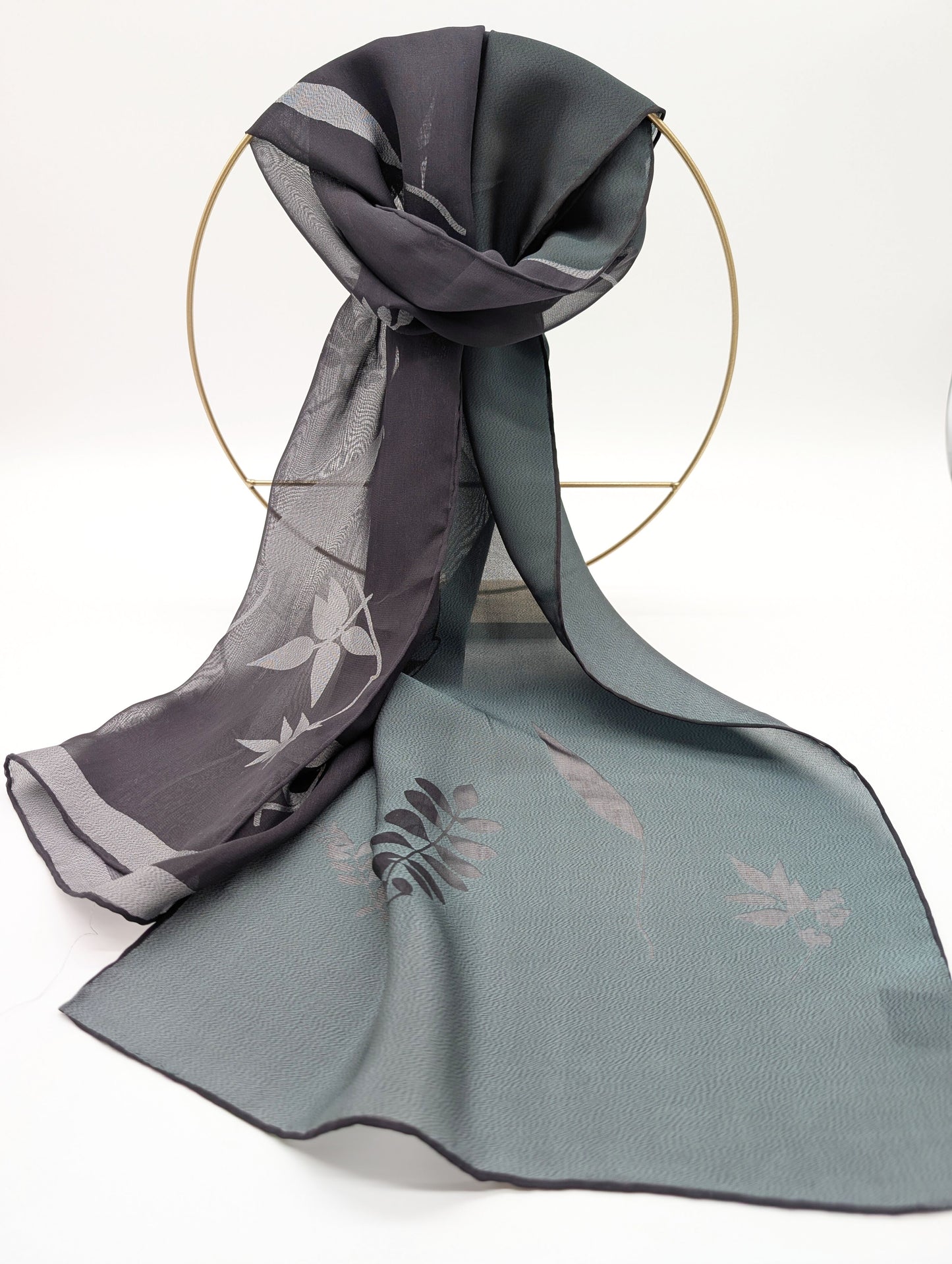 Seidenschal eine Hälfte aus Chiffon und eine Hälfte aus Pongeé mit eleganten Blätterdesign