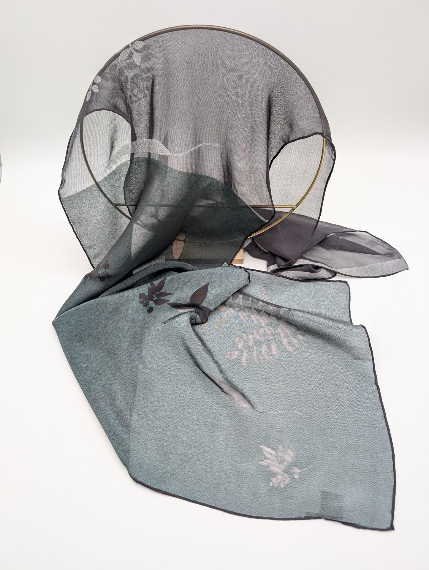 Seidenschal eine Hälfte aus Chiffon und eine Hälfte aus Pongeé mit eleganten Blätterdesign