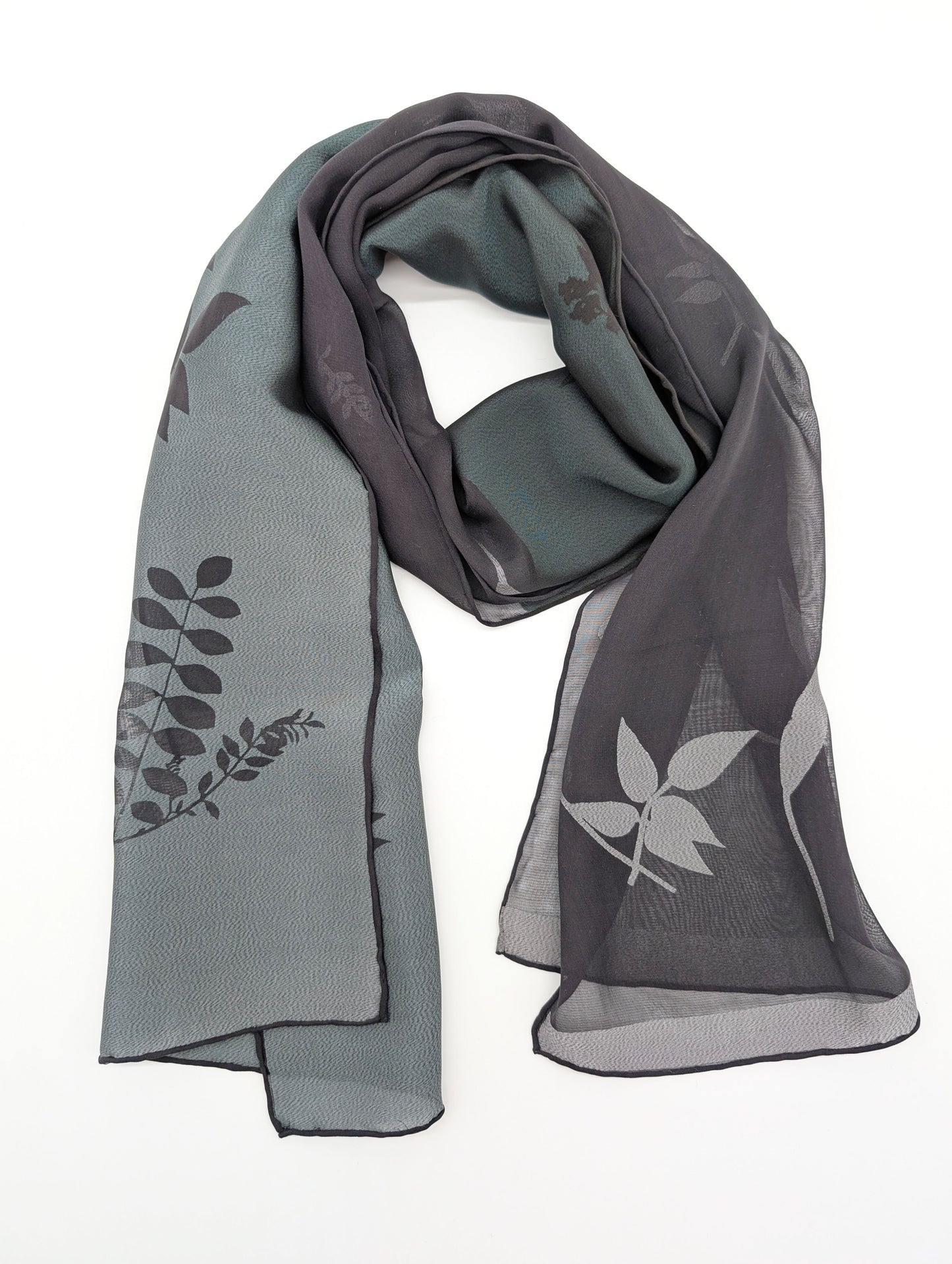Seidenschal eine Hälfte aus Chiffon und eine Hälfte aus Pongeé mit eleganten Blätterdesign