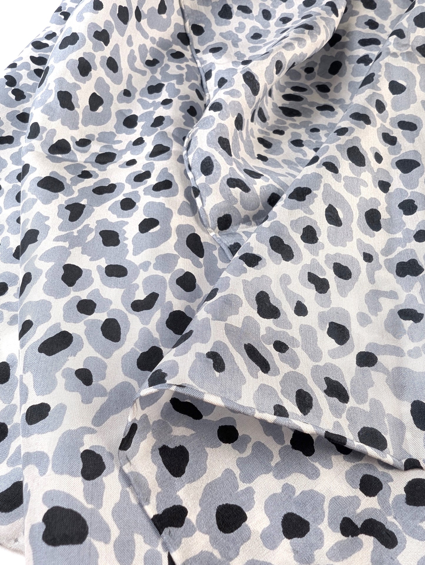 Zeitlose Raffinesse – Seidenschal mit stilvollem Leopardenmuster