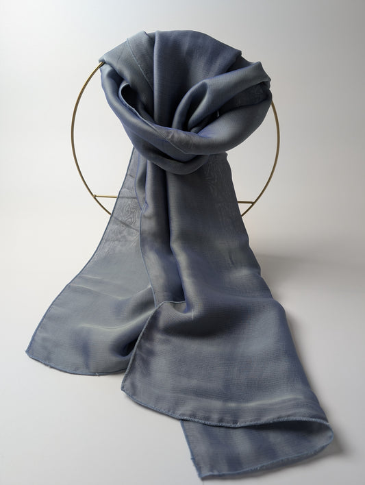 Schimmernder Schal aus Seide und Viskose – ein Hauch von Farbe und Leichtigkeit