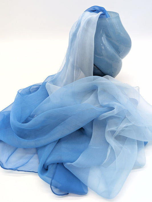 100% Chiffon Seidenschal mit sanften Blauverlauf