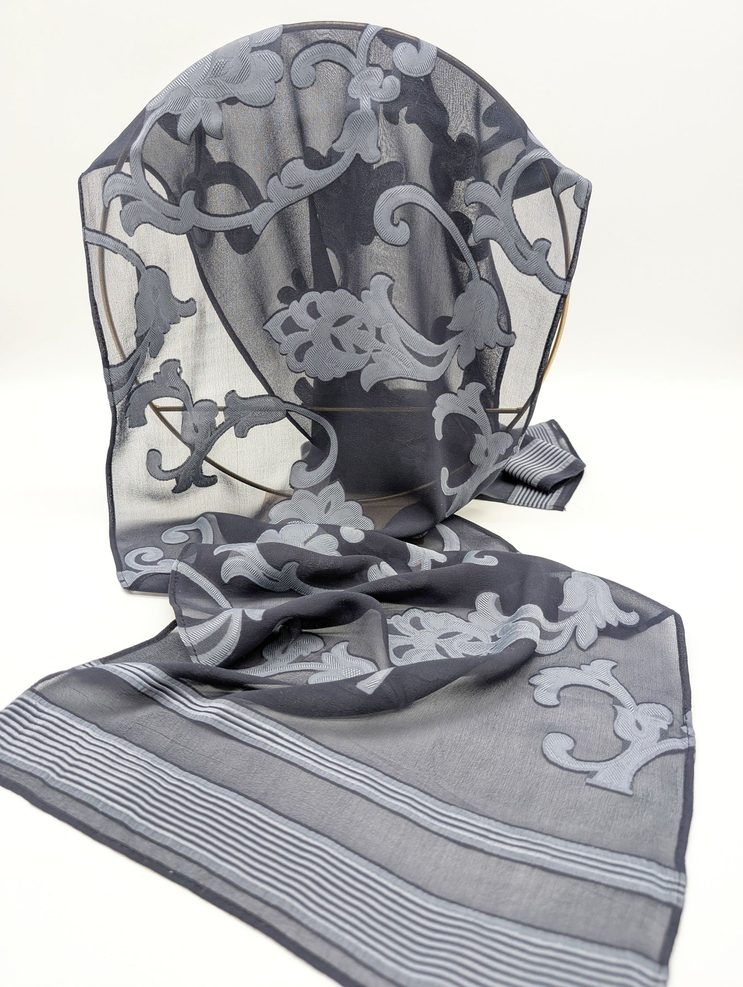Eleganter schwarzer Chiffon Viskose-Seidenschal mit grauem gewebtem floralem Barockmuster
