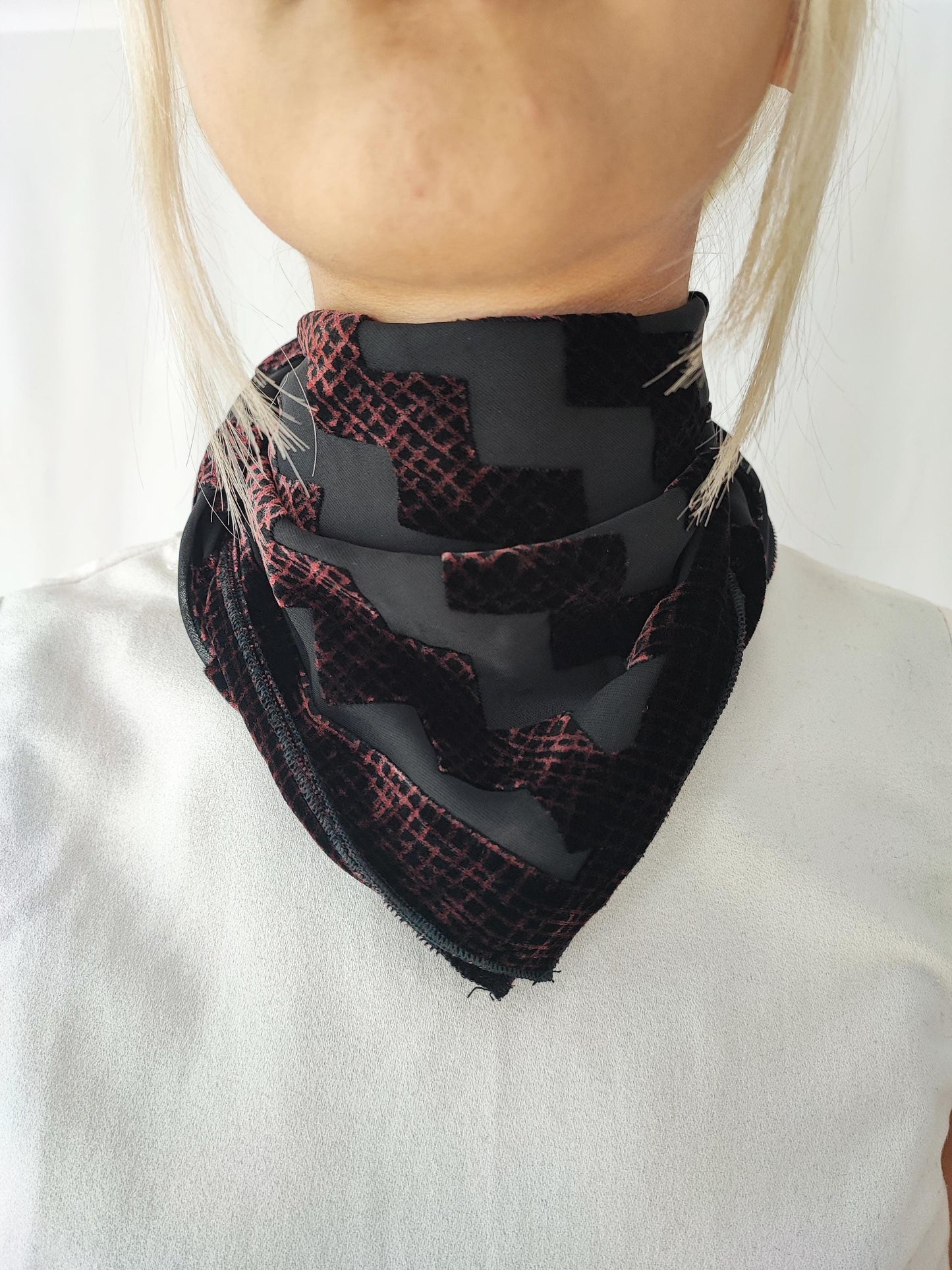 Elegantes Nickituch mit Zickzack-Samtausbrenner