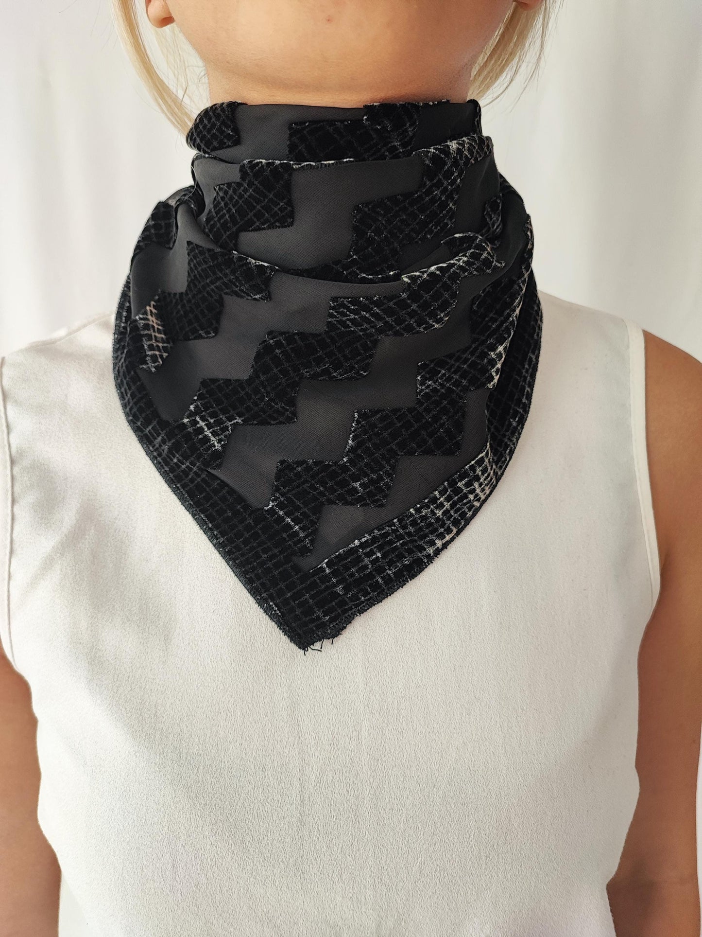Elegantes Nickituch mit Zickzack-Samtausbrenner